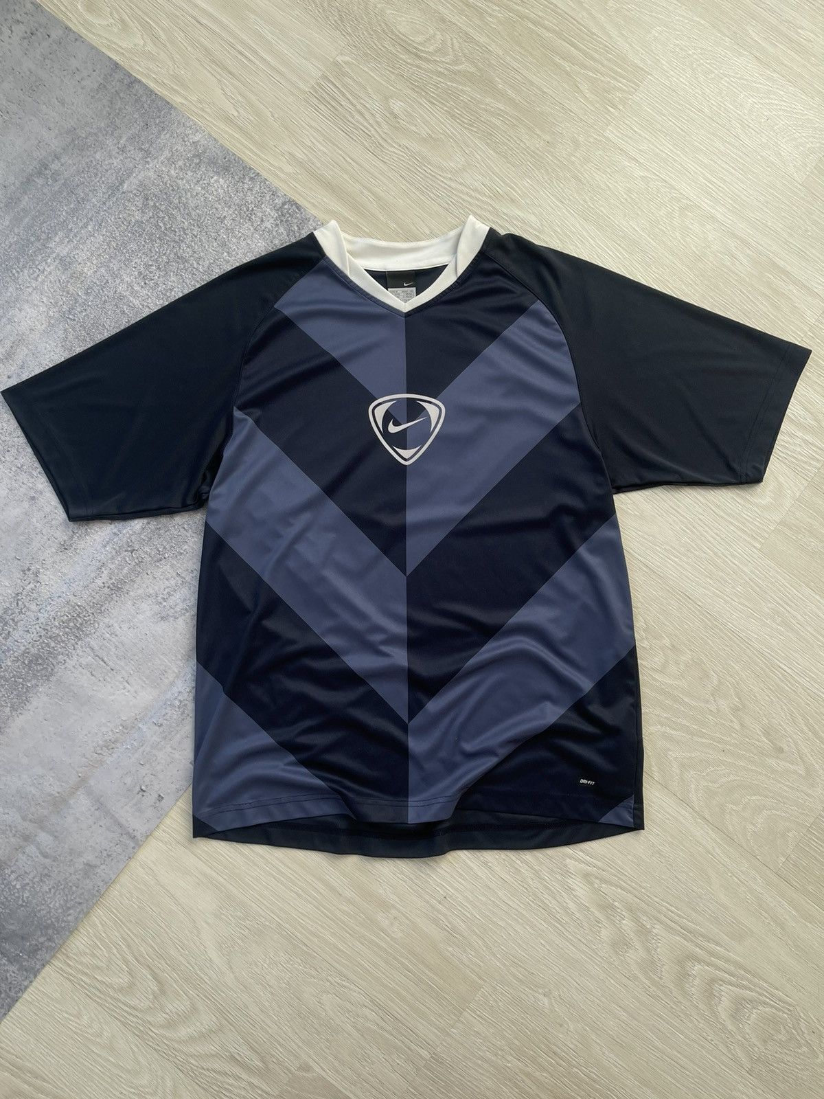 Nike Vintage Nike Team Y2k Center Swoosh Logo 00s Jersey T-shirt Size US M / EU 48-50 / 2 - 1 Thumbnail