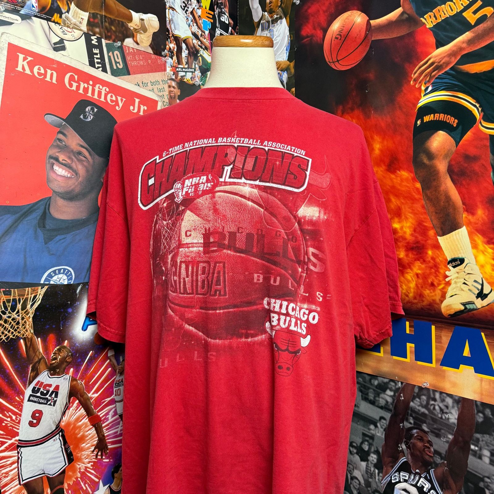 Vintage Vintage Chicago Bulls 6 Time 1998 NBA Champions Tee Size US XL / EU 56 / 4 - 1 Thumbnail