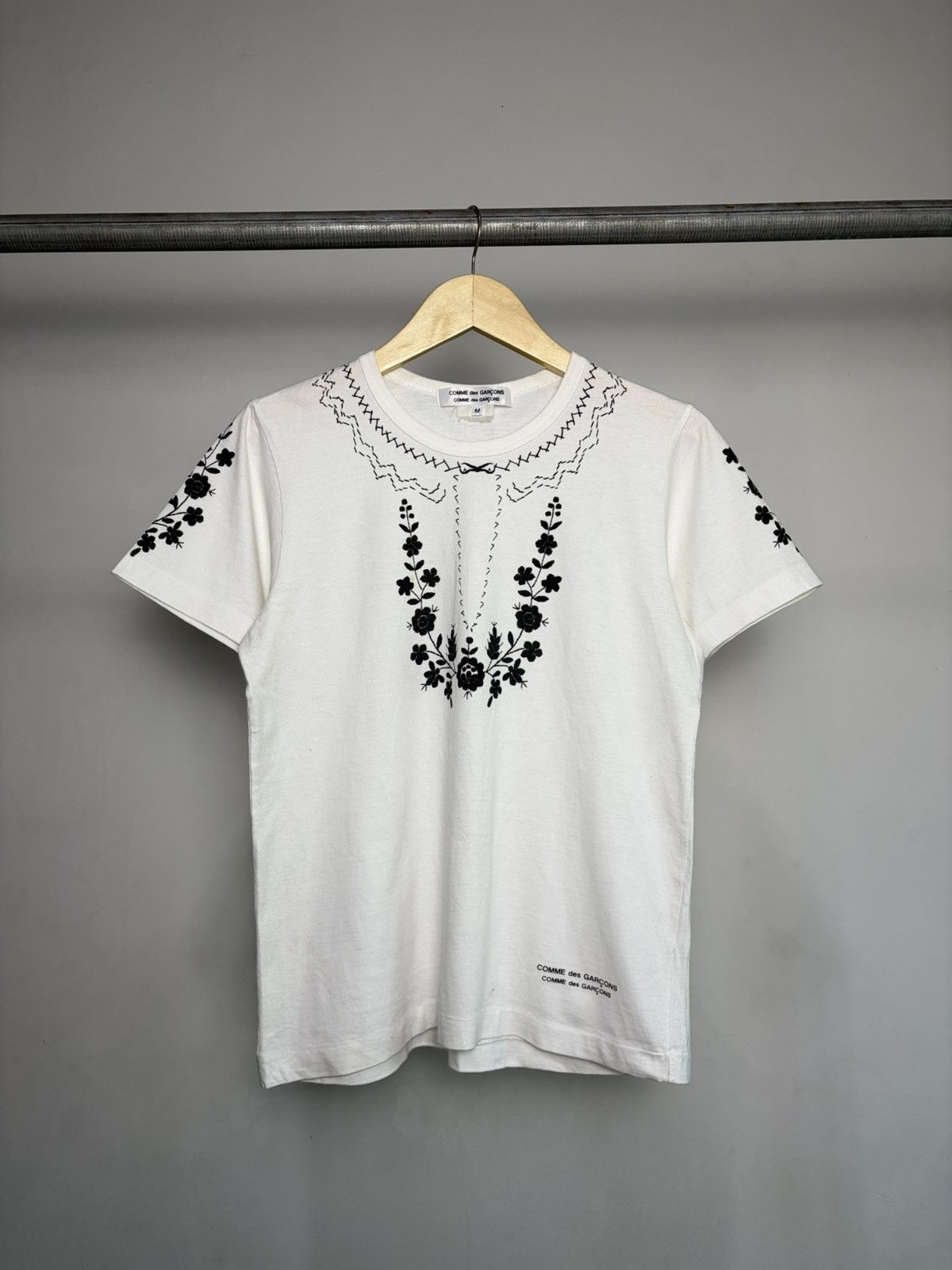 Comme des Garcons FREE TAX! Vintage Comme des Garcons Logo Floral Tee Size US M / EU 48-50 / 2 - 1 Thumbnail