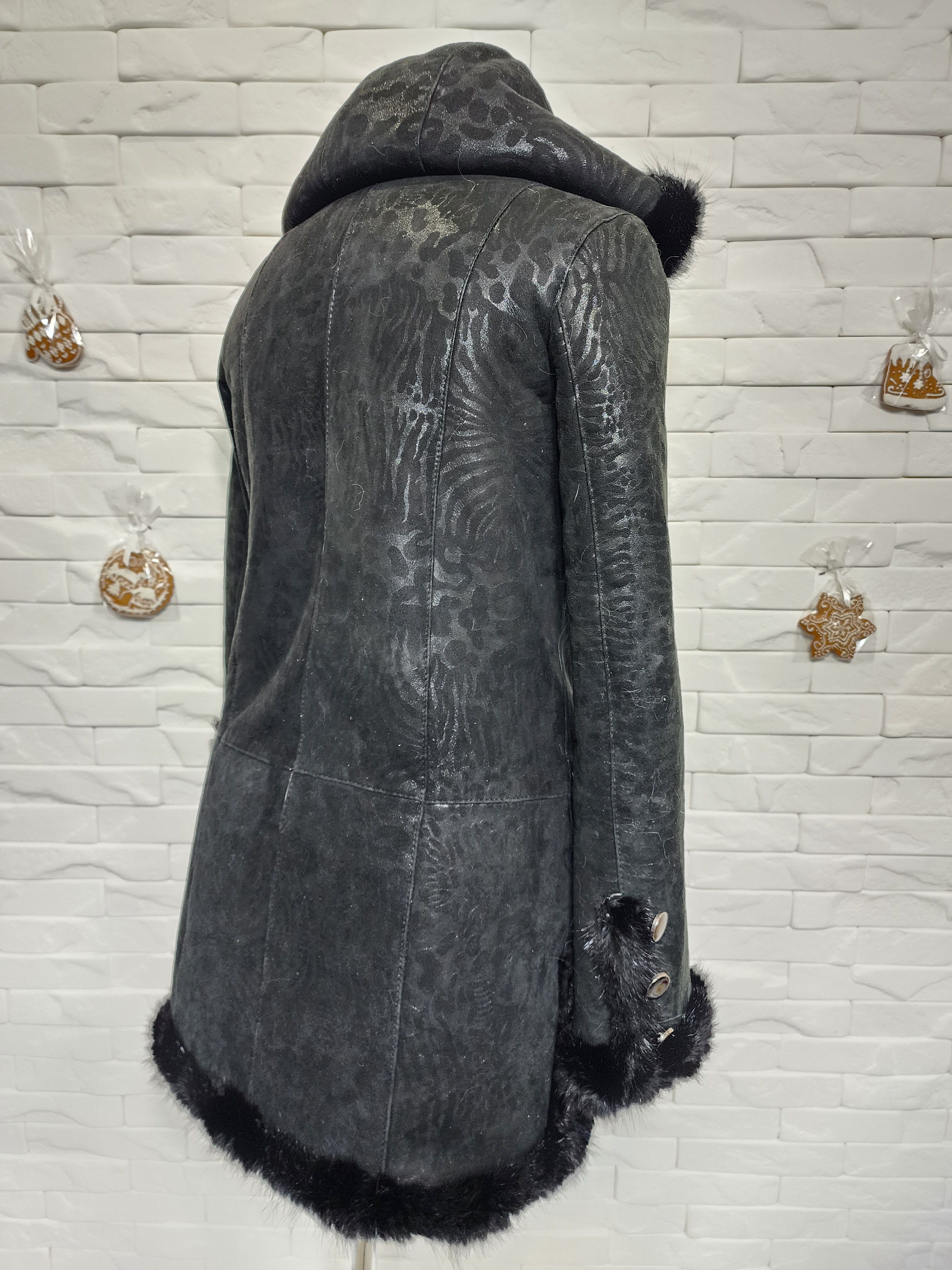 Uniqlo Black Sheepskin Coat: Women's Hooded Fur Coat , Button Front Size M / US 6-8 / IT 42-44 - 5 Thumbnail