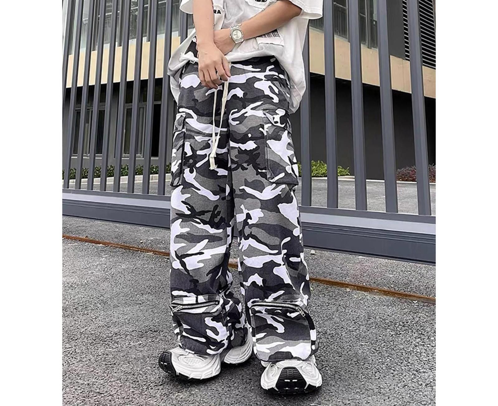 Vintage Camouflage Multi Pocket Cargo Pants Size US 32 / EU 48 - 1 Thumbnail