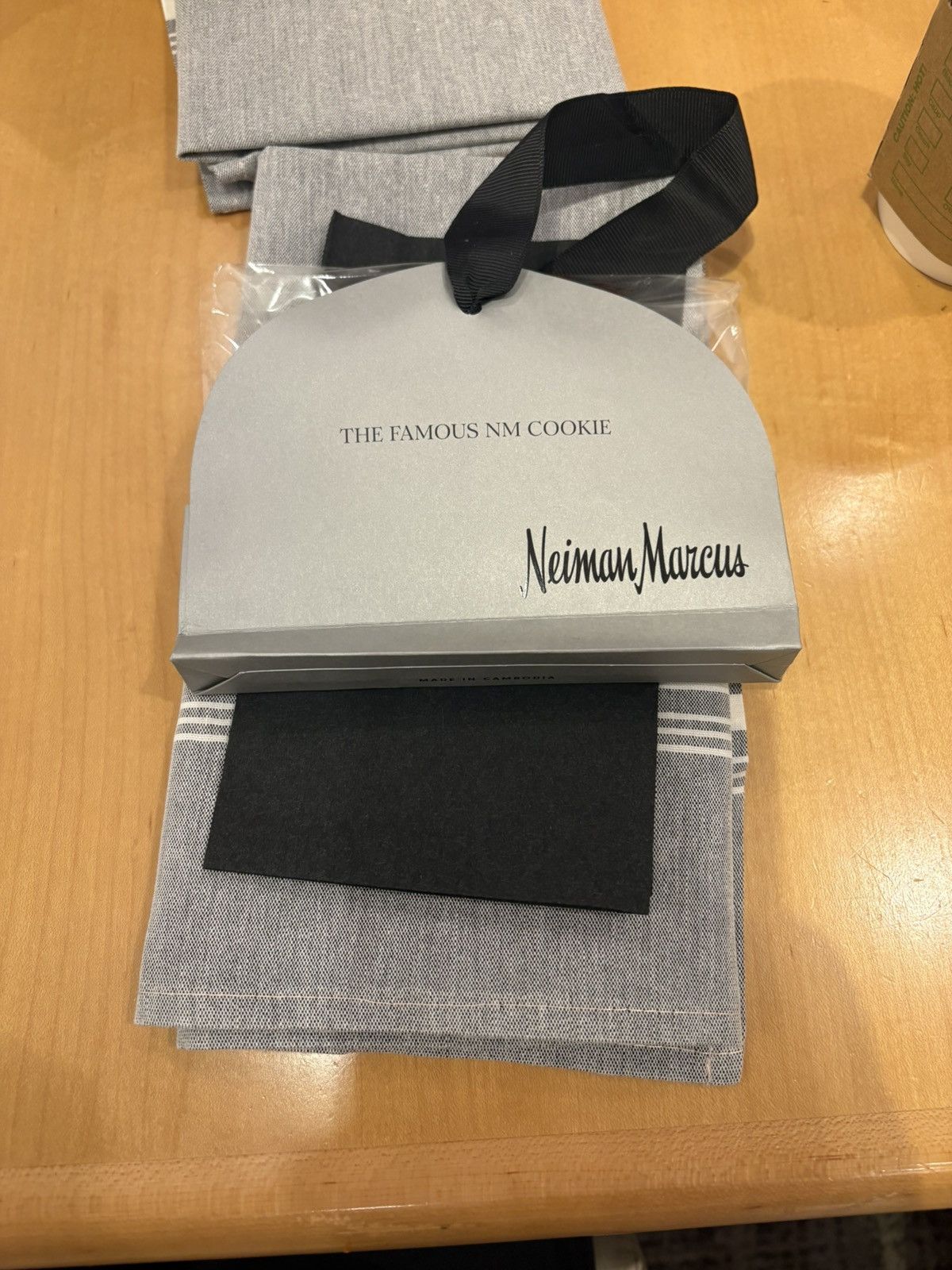 Neiman Marcus Neiman Marcus Famous Cookie Size ONE SIZE - 2 Thumbnail