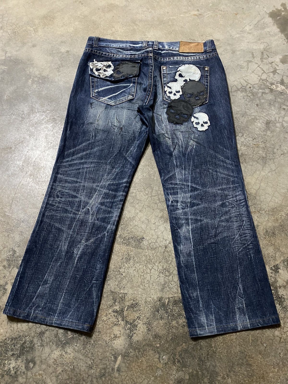 Baggy Jeans Cloud72 Skull Patch Distressed Design