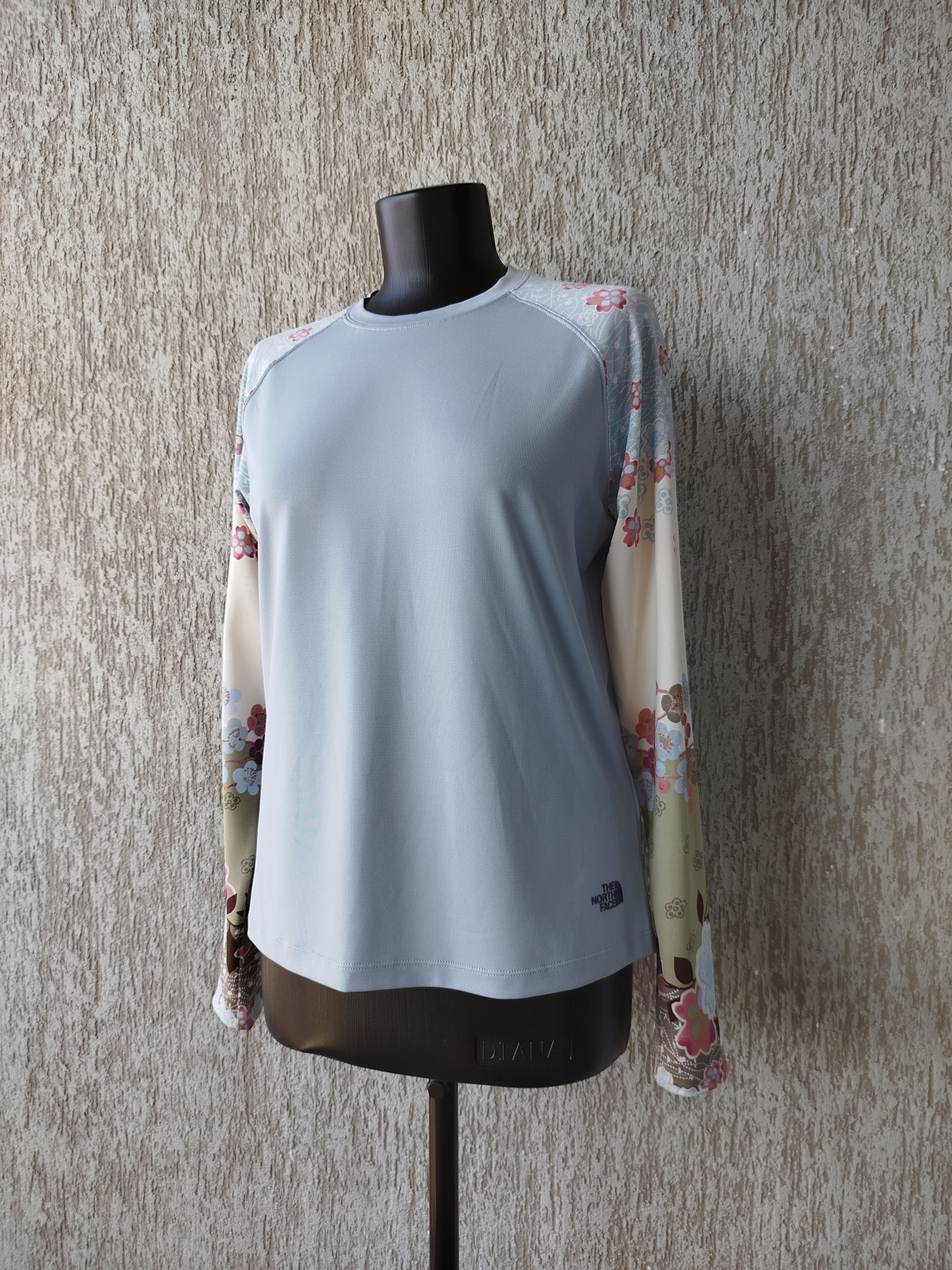 The North Face Womens Top Long Sleeve Blue Floral Lersey VaporWick Size L / US 10 / IT 46 - 3 Thumbnail