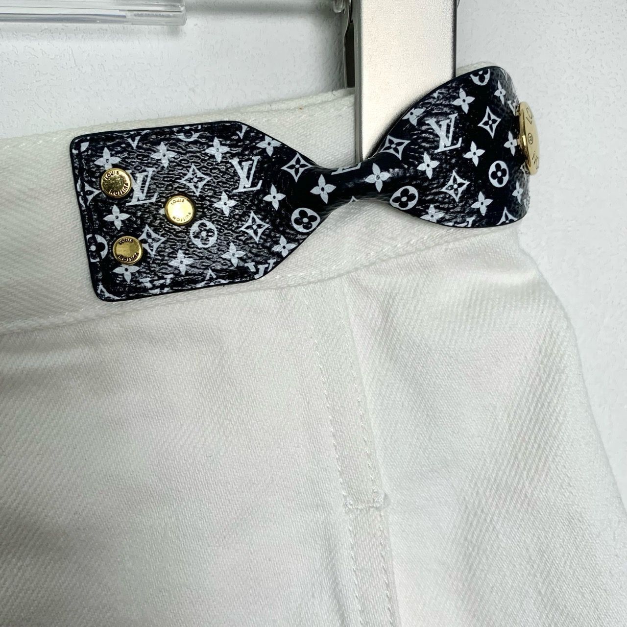 Louis Vuitton Louis Vuitton White A-Line Button-Front Skirt With Bow Size 25" / US 0 / IT 36 - 3 Thumbnail