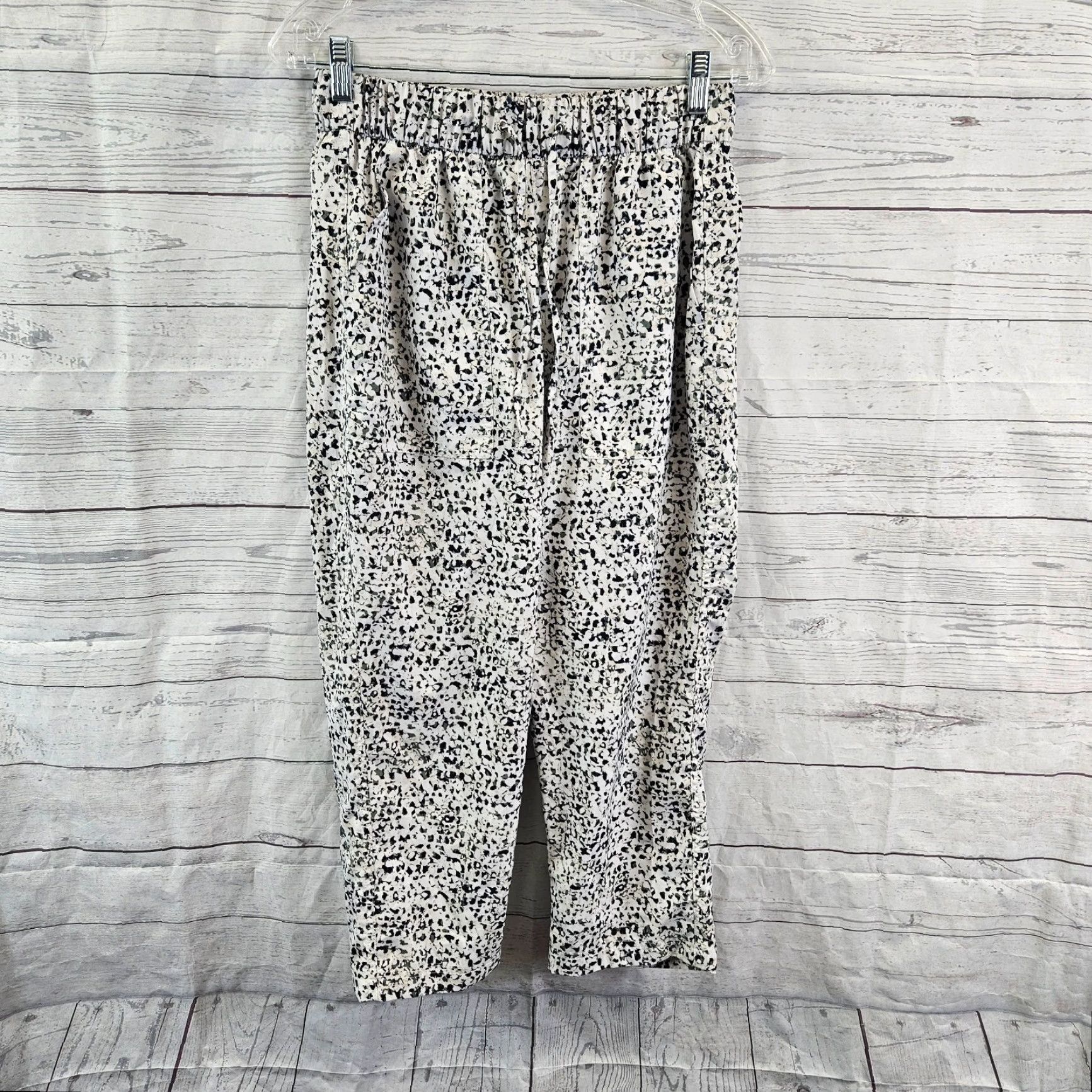 Old Navy Old Navy Active Womens StretchTech Cropped Pants Sz Medium White Green Size 32" / US 10 / IT 46 - 2 Thumbnail