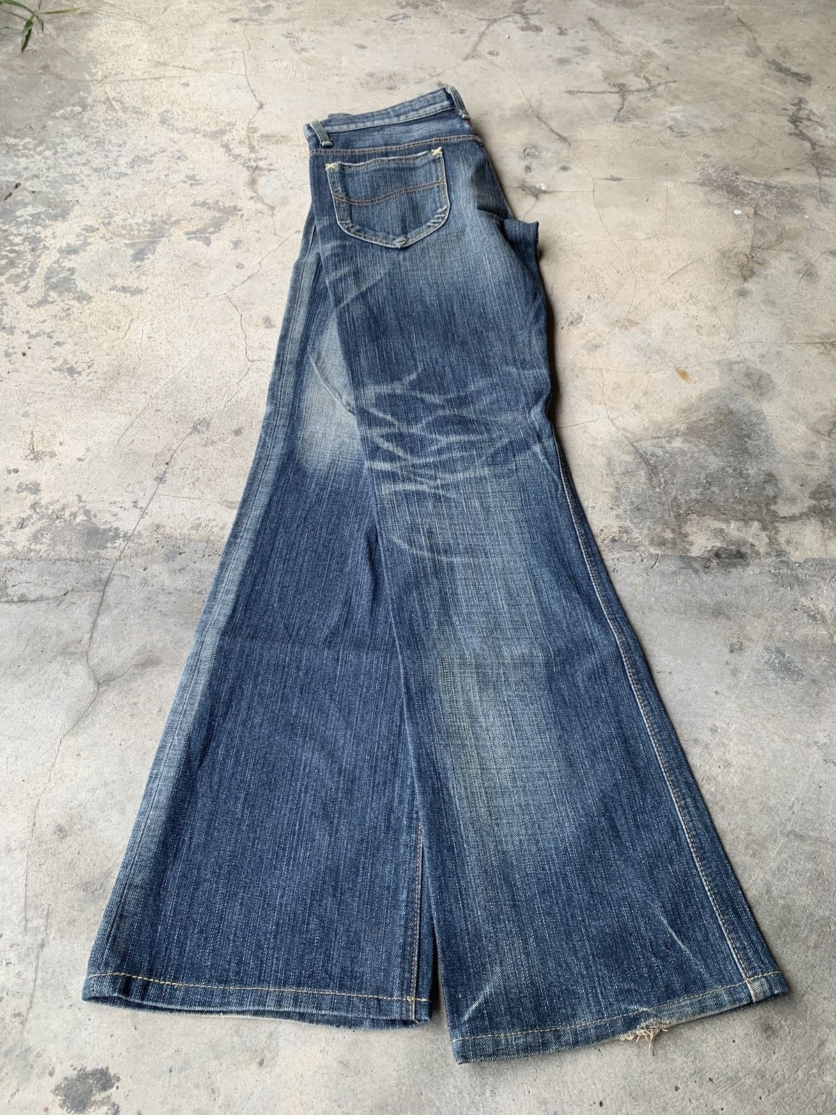 Lee Flare Lee Rider nice faded. Size US 32 / EU 48 - 1 Thumbnail