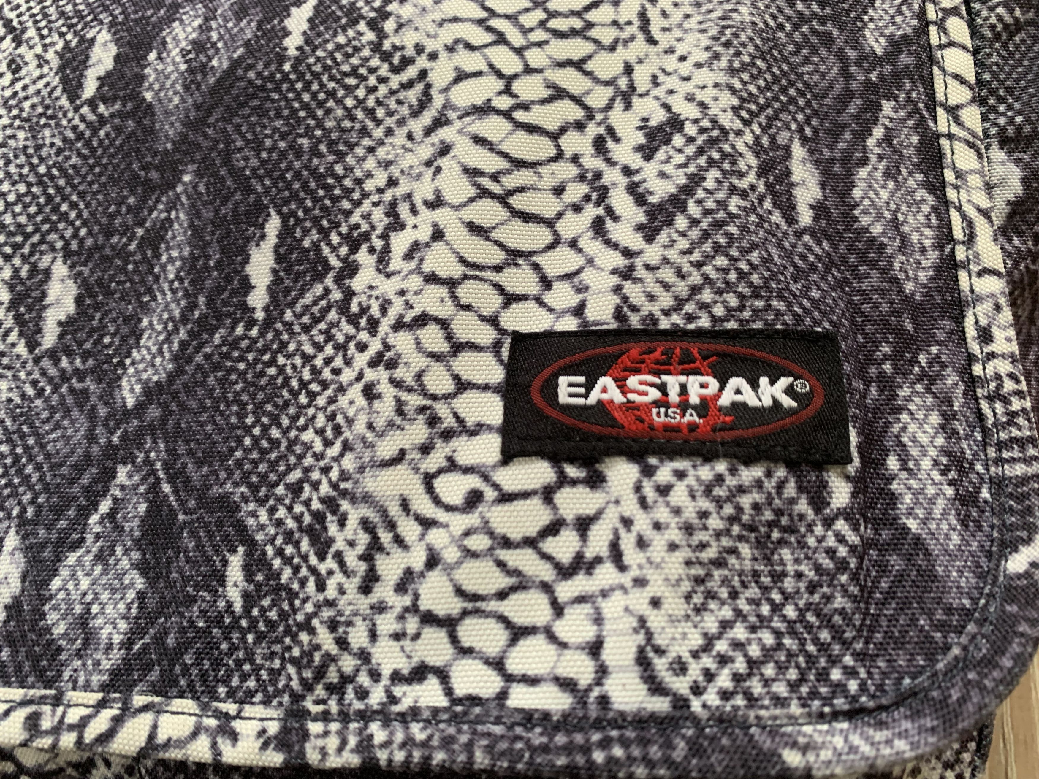 Eastpak Rare Eastpak Vintage Shoulder Bag Messenger Snake Print Size ONE SIZE - 5 Thumbnail