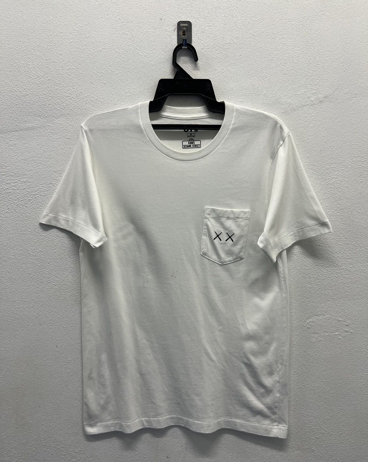 Kaws × Uniqlo UNIQLO KAWS SESAME STREET SHIRT Size US M / EU 48-50 / 2 - 2 Thumbnail