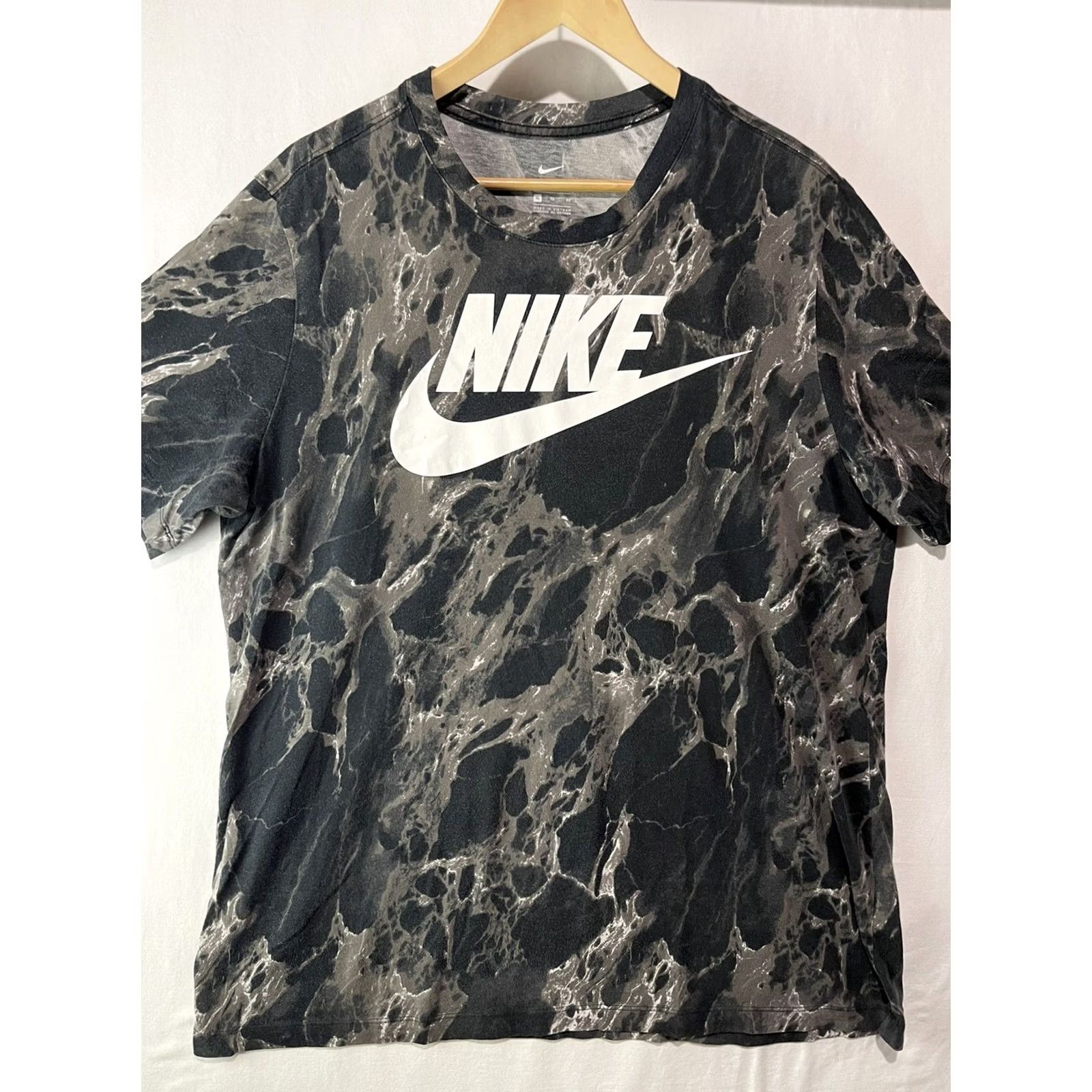 Nike Nike Shirt Mens XL Black Swoosh Marble Tee CD1282-010 Size US XL / EU 56 / 4 - 2 Thumbnail