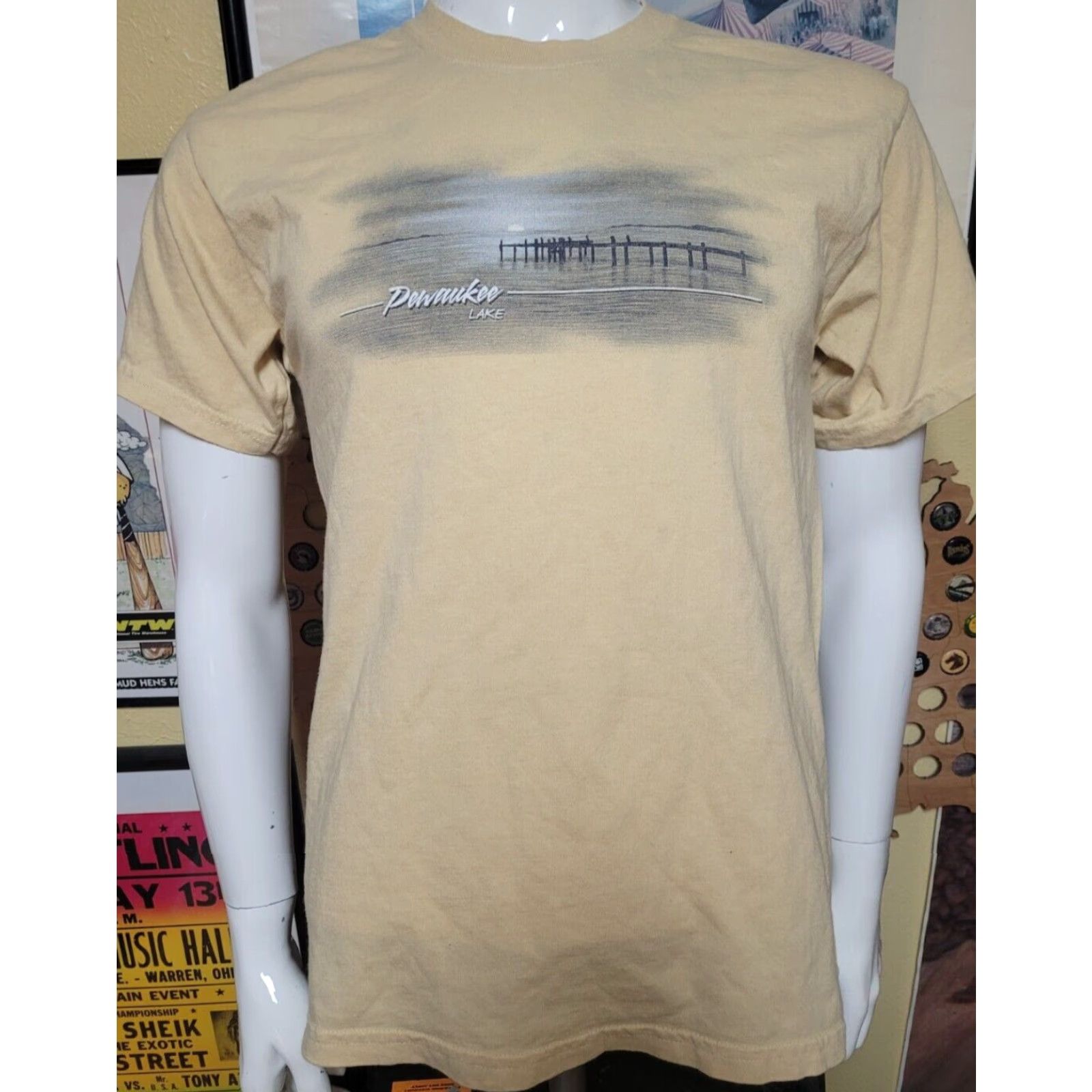 Gildan VTG Pewaukee Lake Wisconsin WI Graphic T Shirt Fishing Pier Medium Shirts Men Yellow Cotton Regular Graphic Tee Nature Nautical 90s Size US M / EU 48-50 / 2 - 2 Thumbnail