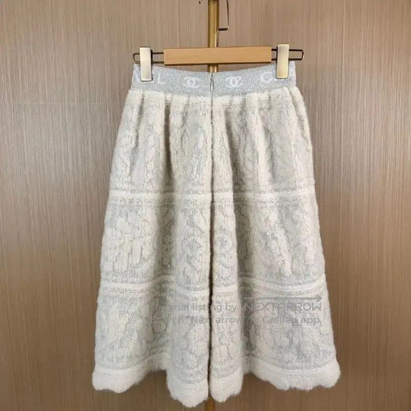 Chanel Chanel White Cashmere Midi Skirt . Size 23" - 2 Thumbnail