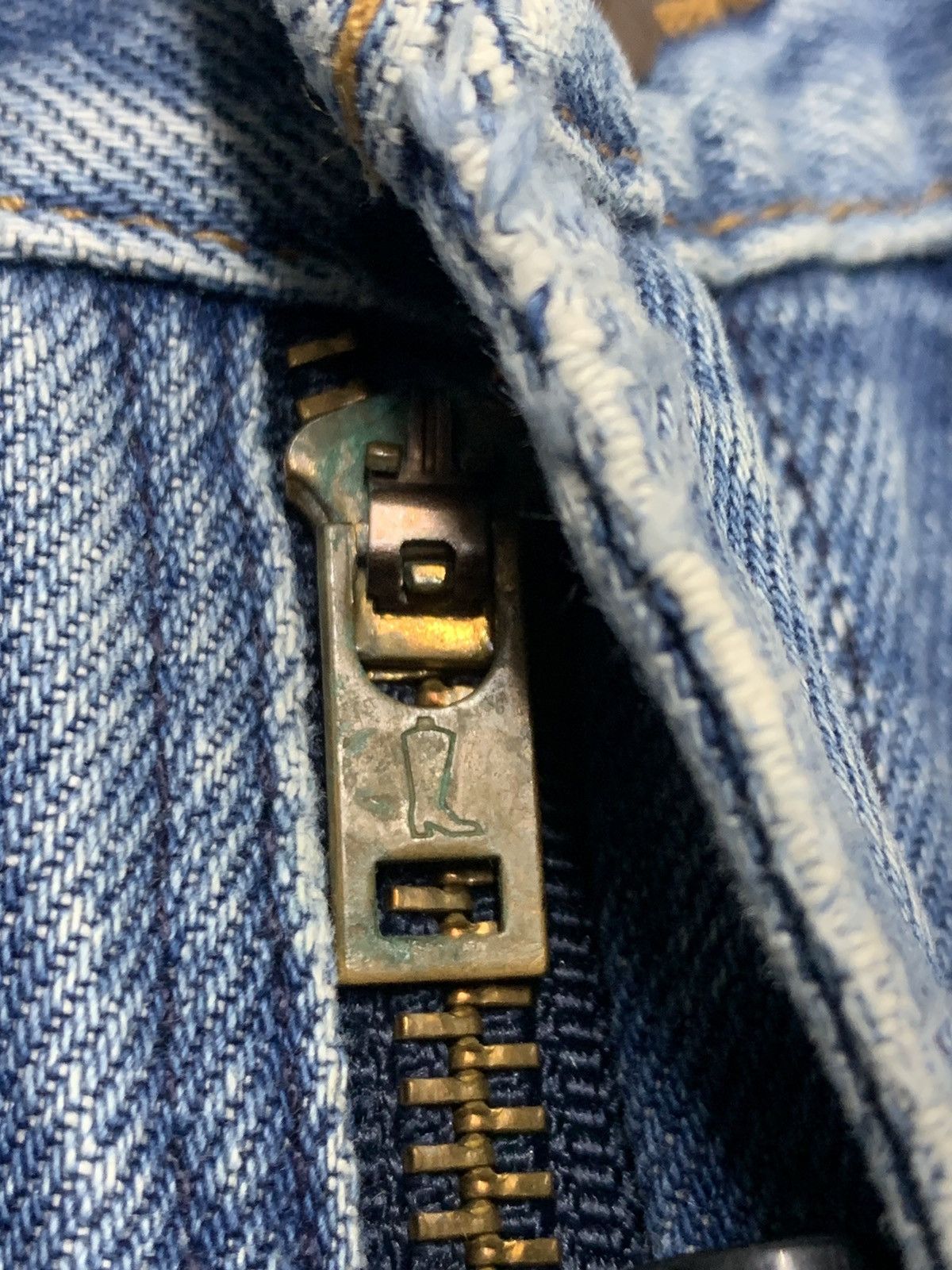 Wrangler DISTRESSED WRANGLER BLUE BELL. Size US 34 / EU 50 - 4 Thumbnail