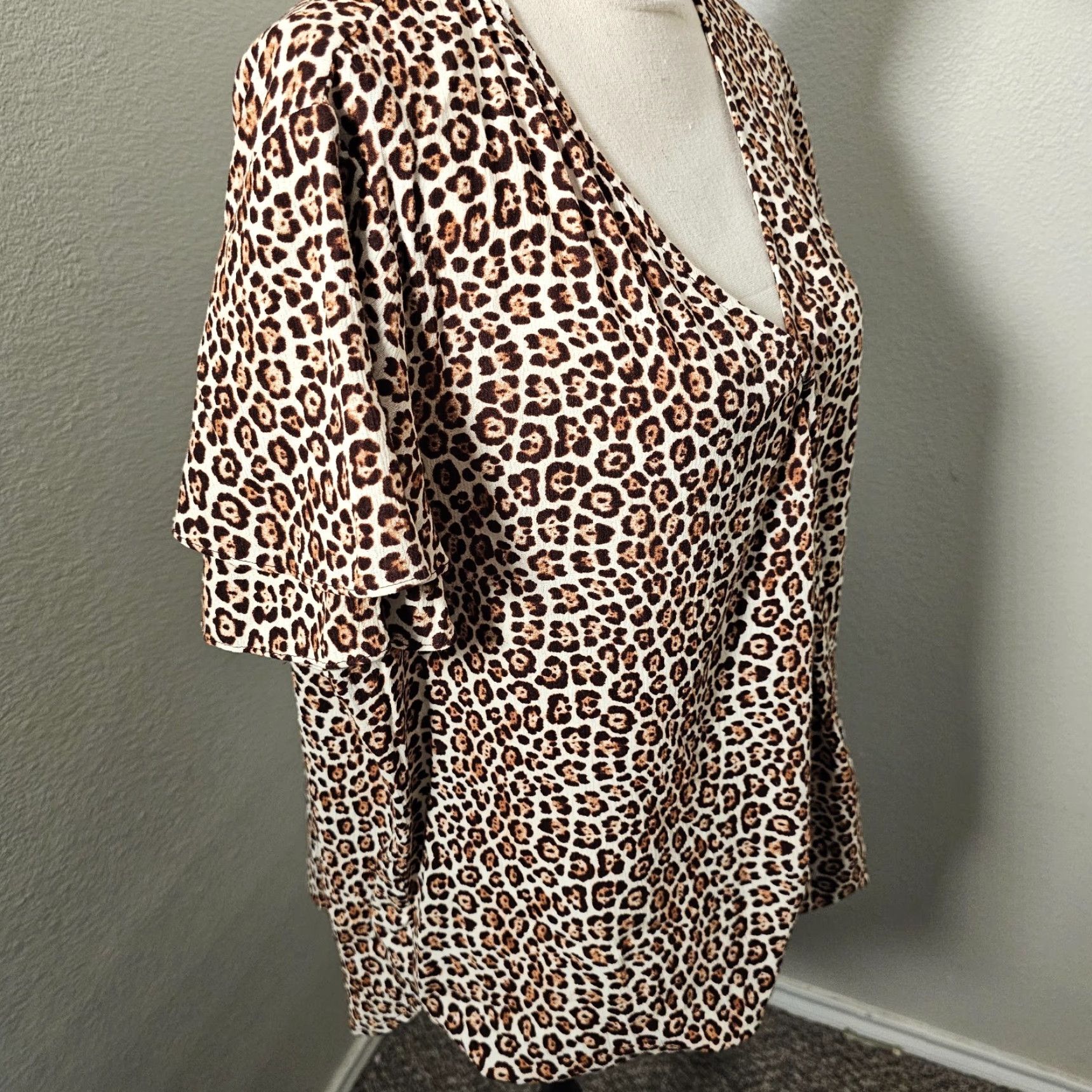 Michael Kors Michael Kors Cheetah Print Top Blouse V Neck Large Size L Long Sleeve Off Shoulder Snap Closure Size L / US 10 / IT 46 - 4 Thumbnail