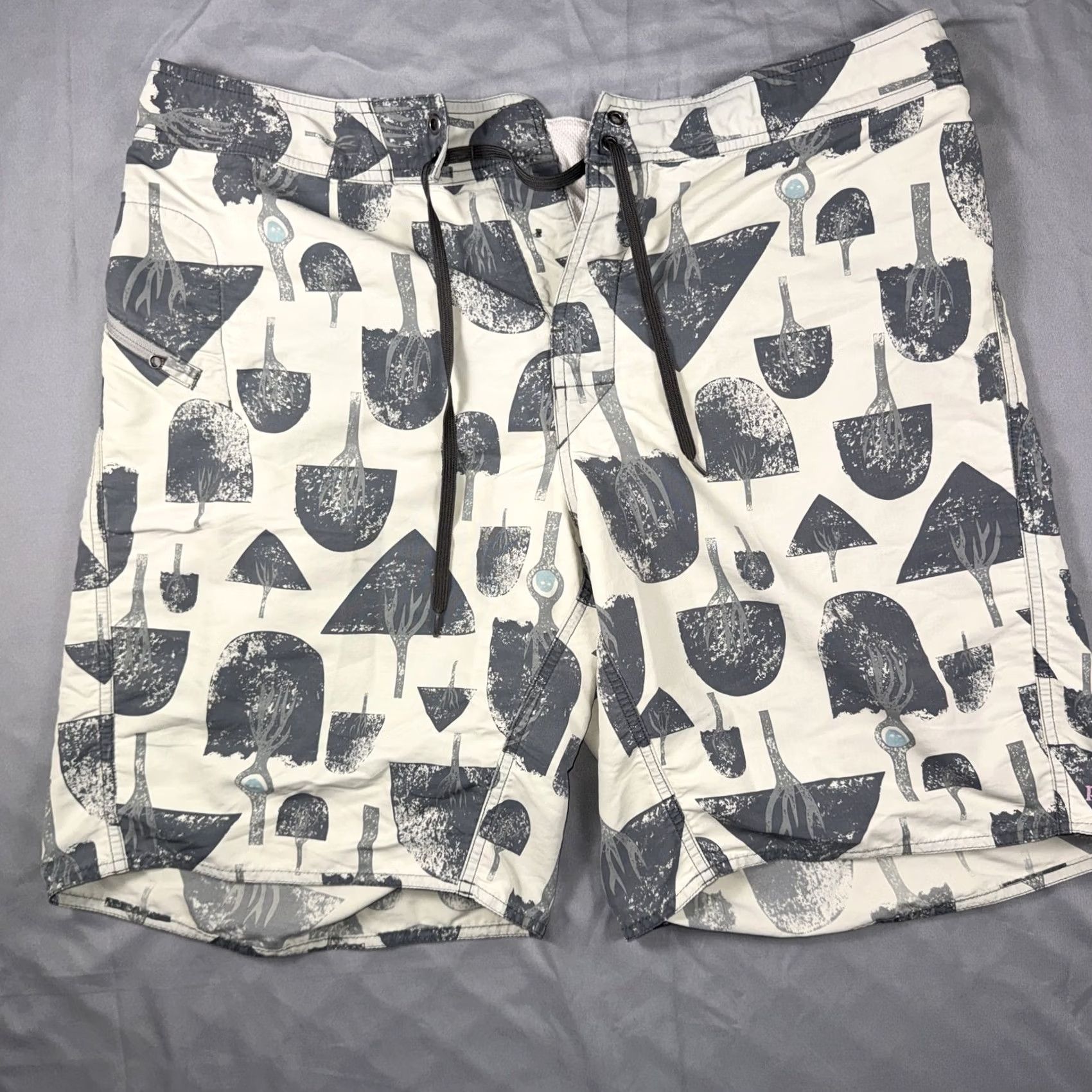 Patagonia Patagonia Board Shorts Mens 38 White Gray Graphic Swim Trunks Pockets Drawstring Size US 38 / EU 54 - 2 Thumbnail
