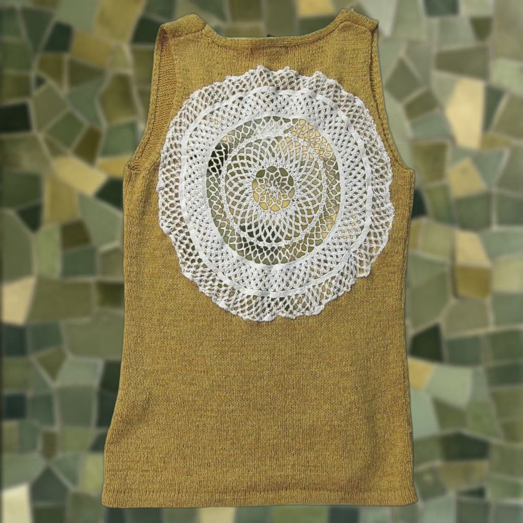 Vintage August Silk Mustard Yellow Knit White Embroidered V-Neck Sleeveless Sweater M Size M / US 6-8 / IT 42-44 - 1 Thumbnail