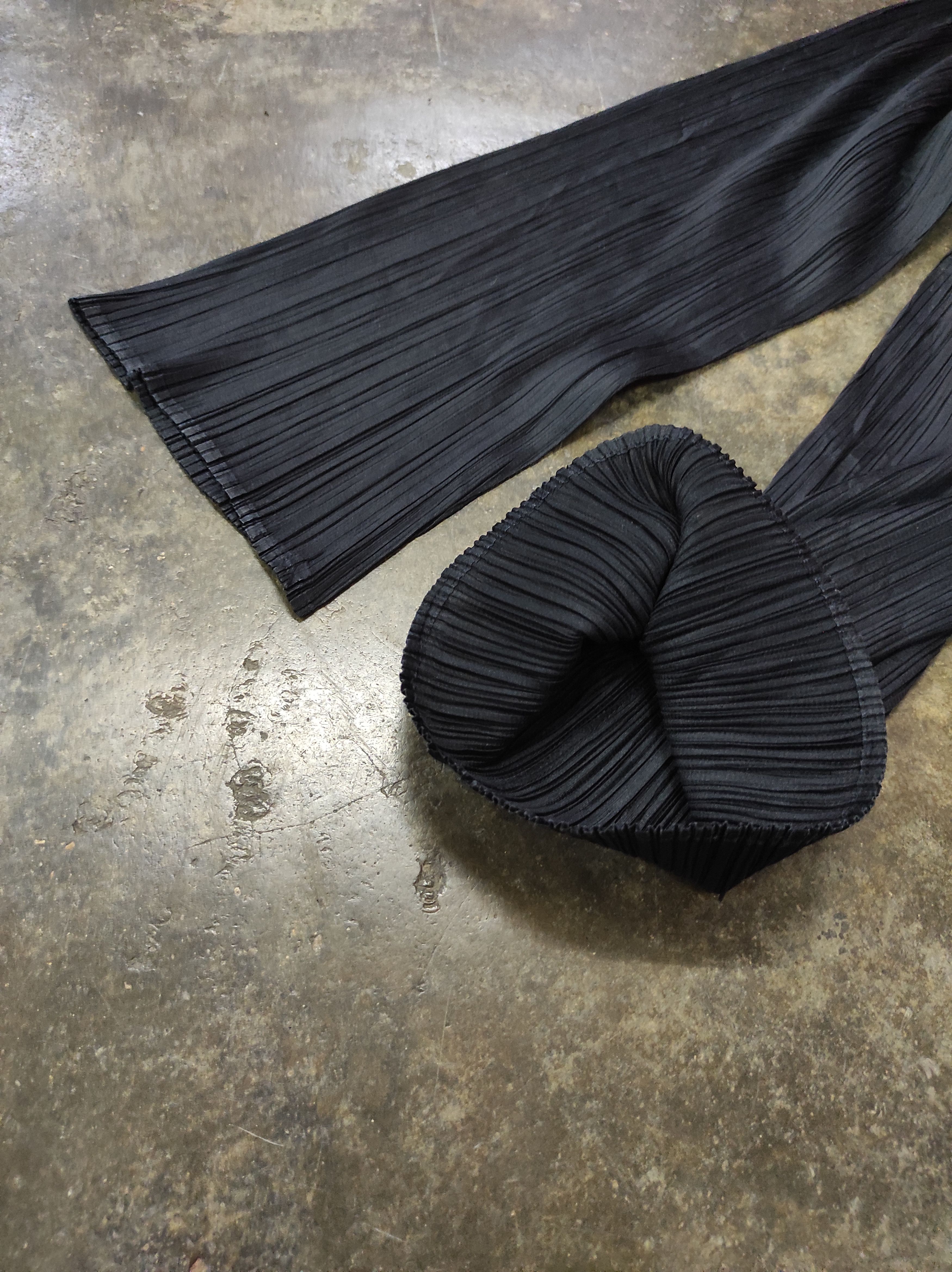 Pleats Please Issey Miyake PLEATS PLEASE ISSEY MIYAKE WOMEN THICKER BLACK PANTS Size 30" / US 8 / IT 44 - 8 Thumbnail