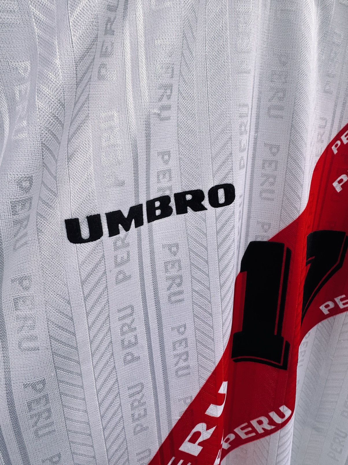 Umbro Vintage 1996/97 Peru Home Shirt Size US XL / EU 56 / 4 - 4 Thumbnail
