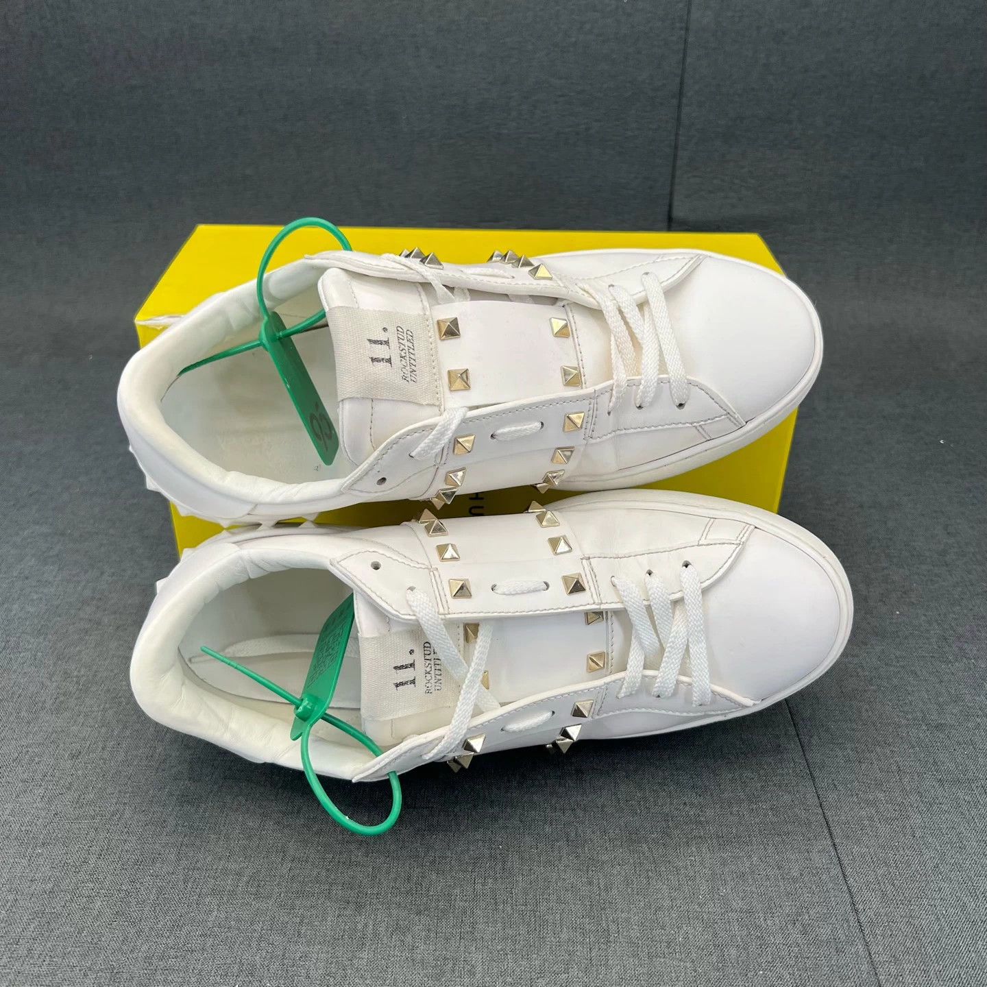 Valentino Valentino White Gold Rivet Low Top Sneakers 43.5 Like New Size US 10 / EU 43 - 7 Thumbnail
