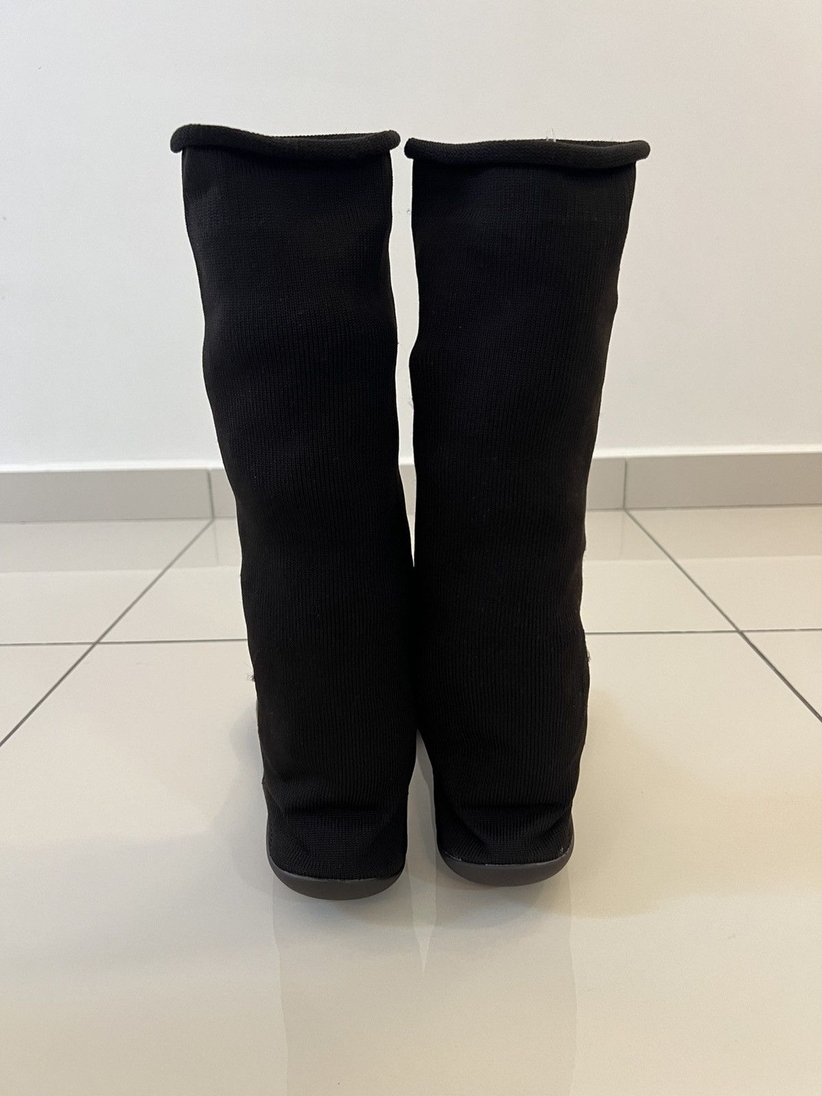 Yeezy Yeezy Pods Black Size US 12 / EU 45 - 4 Thumbnail