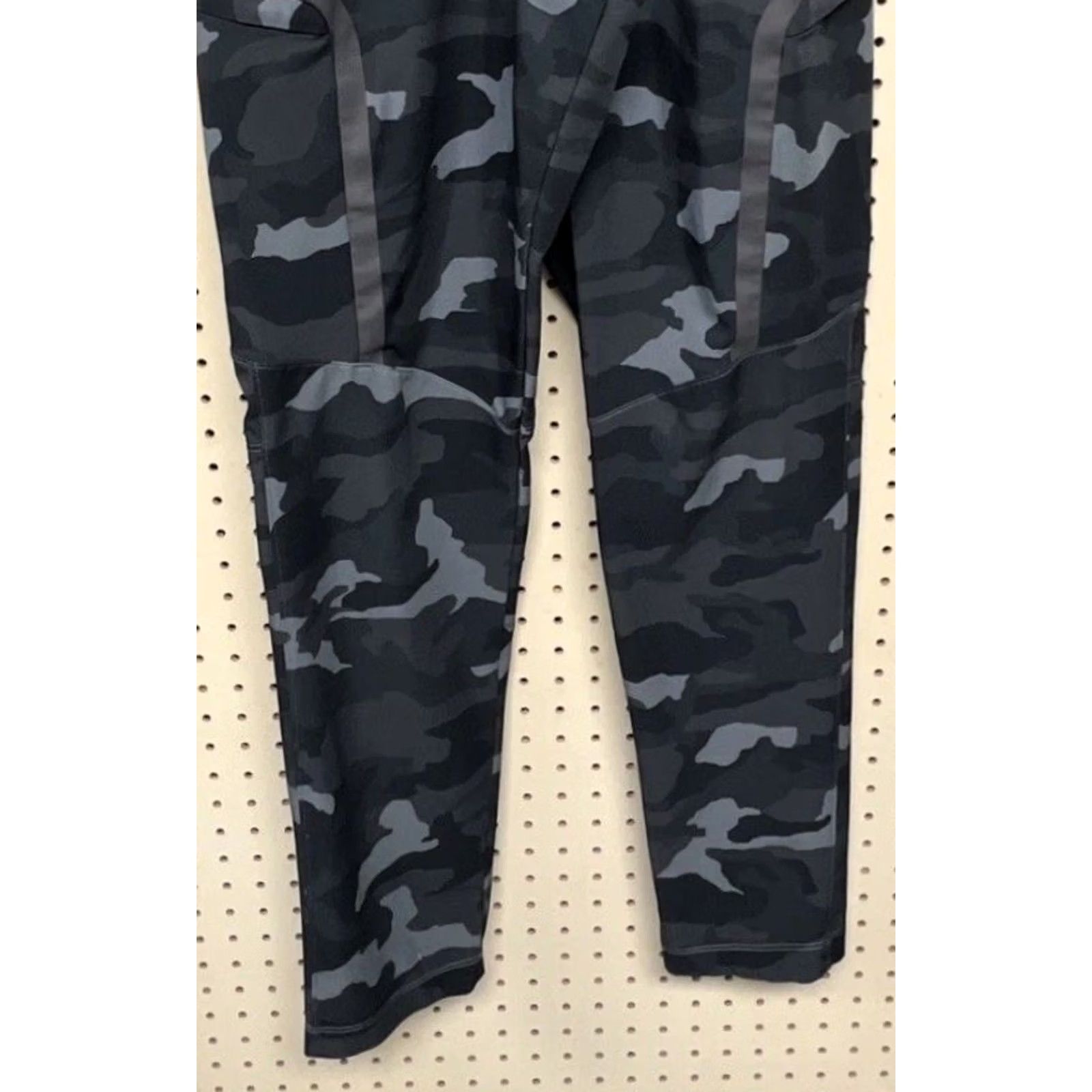 Under Armour Under Armour Camo Jogger Pants Men M Athletic Stretch Drawstring Camouflage Gray Tapered Activewear Size US 31 - 3 Thumbnail