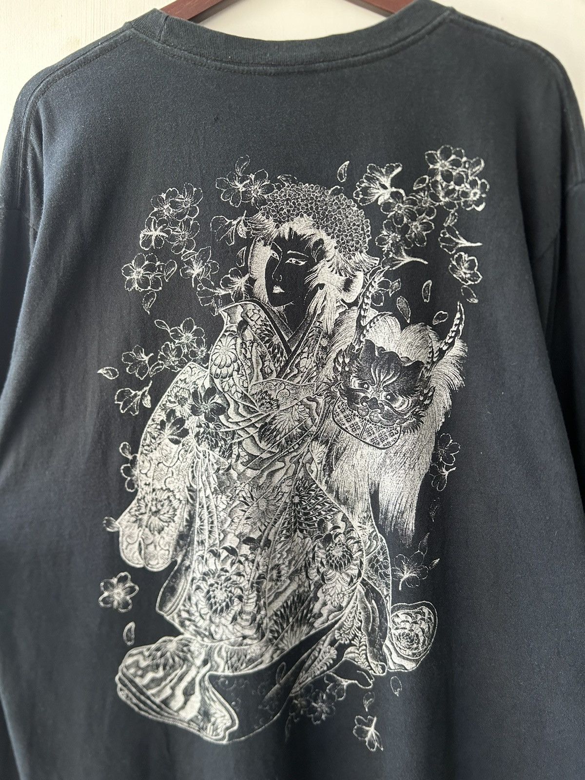 Japanese Brand Vintage Sukajan Karakuri ‘Geisha Koi’ Tee Size US XL / EU 56 / 4 - 5 Thumbnail