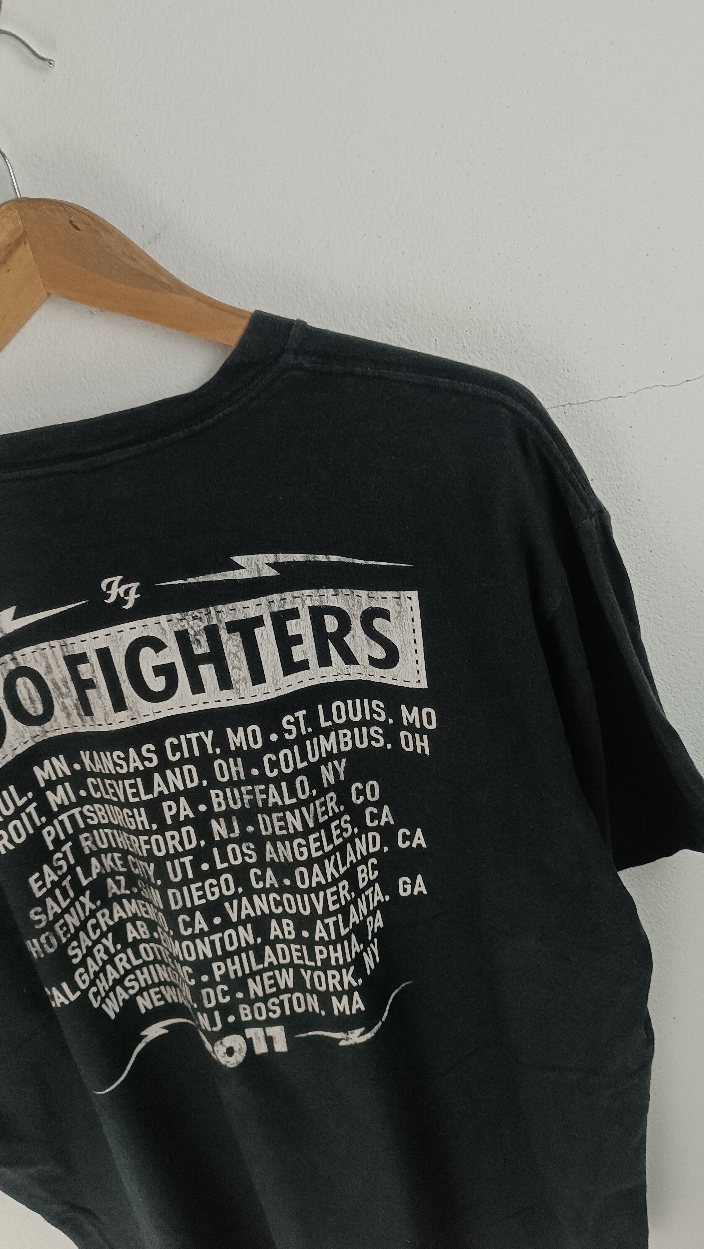 Band Tees VINTAGE 2011 FOO FIGHTERS WASTING LIGHT TOUR nirvana hole Size US L / EU 52-54 / 3 - 16 Thumbnail