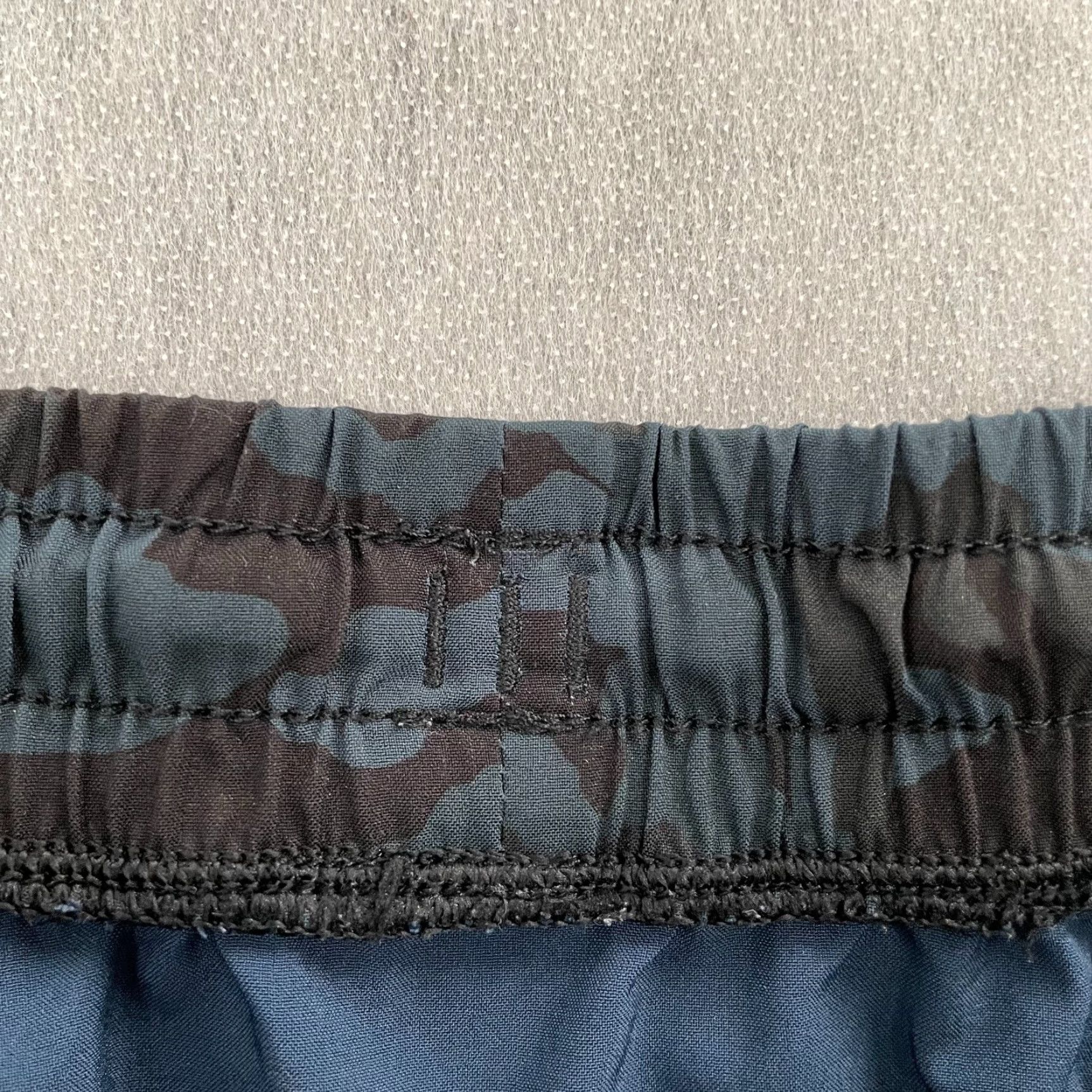 Lululemon Lululemon Pace Breaker Shorts Men Activewear Camouflage Drawstring Athletic 8.5in Inseam Size M Black Blue Size US 31 - 4 Thumbnail