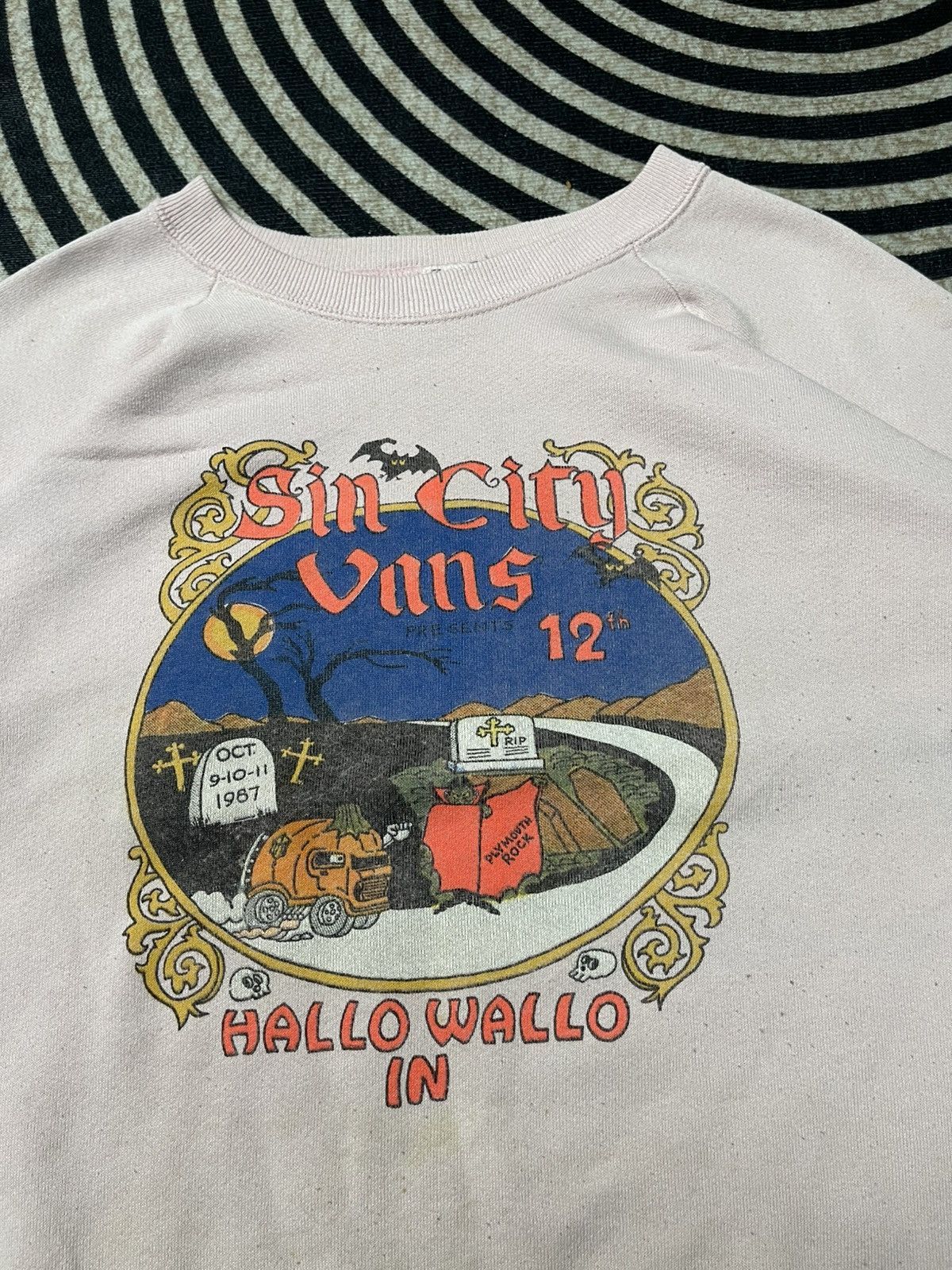 Fruit Of The Loom 90s SIN CITY VANS HALLO WALLO IN TRICK OR TREAT SWEATSHIRT Size US XL / EU 56 / 4 - 8 Thumbnail