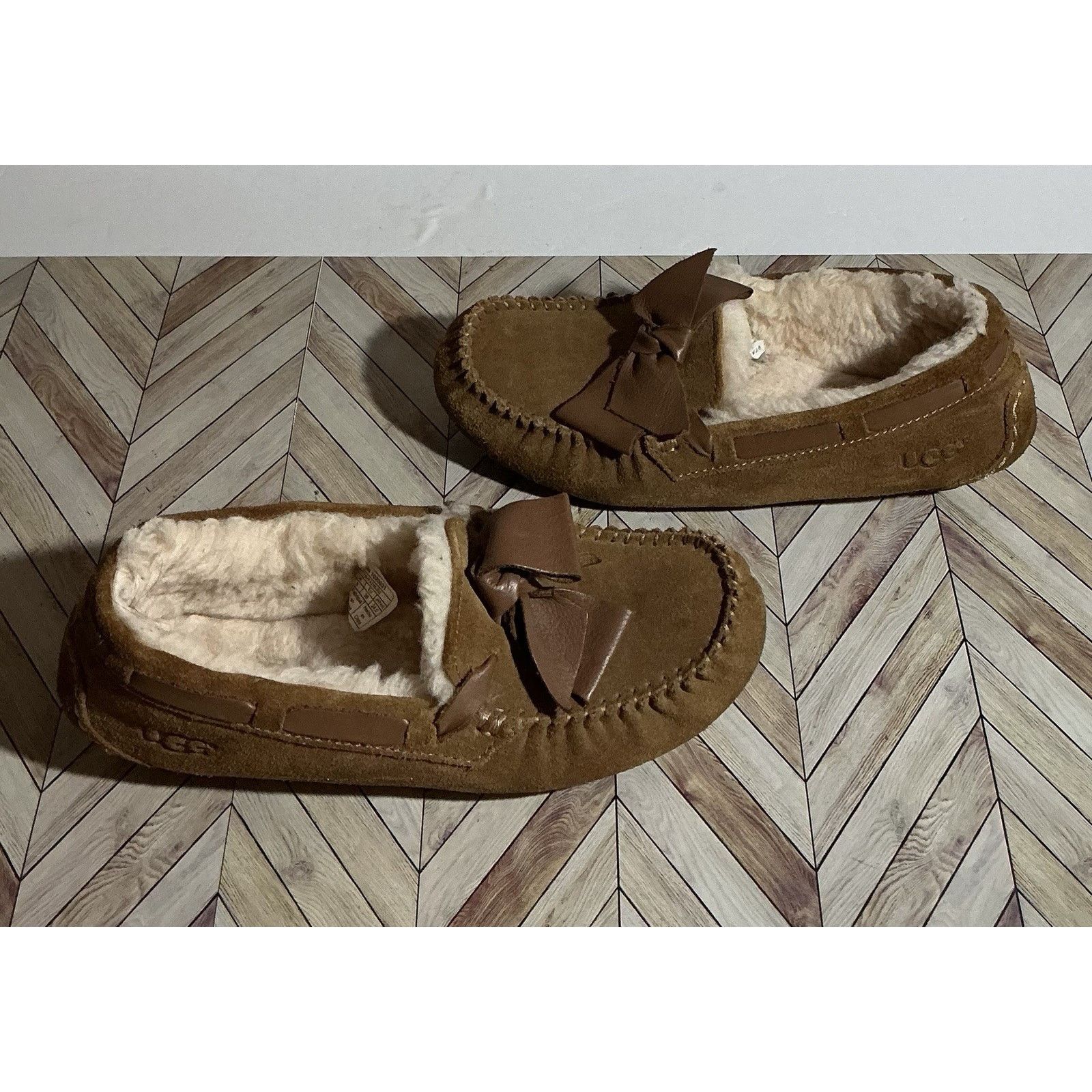 Ugg UGG Dakota Leather Bow Women Slipper Suede Chestnut US 7 Size US 7 / IT 37 - 1 Thumbnail