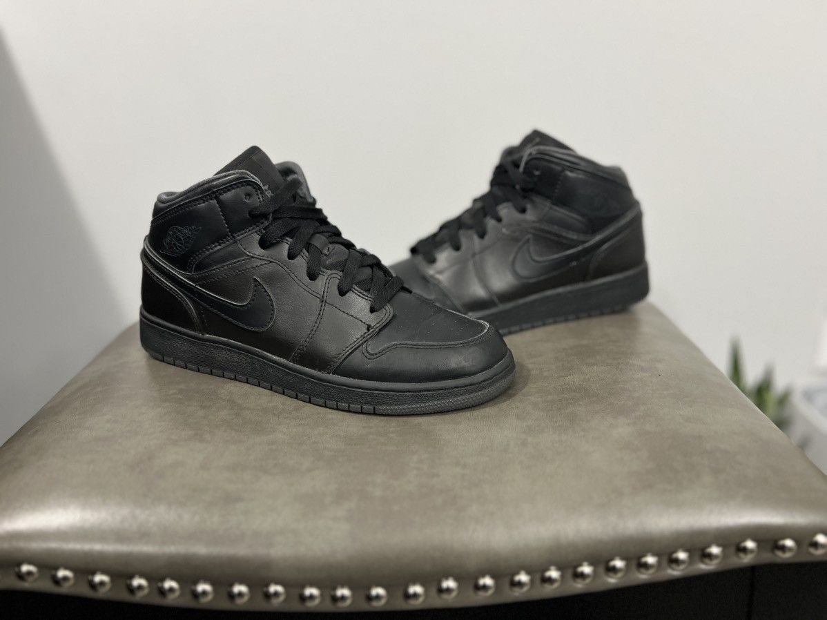 Jordan Brand × Nike Air Jordan 1 Mid Triple Black 6.5Y Size US 6.5 / EU 39-40 - 3 Thumbnail