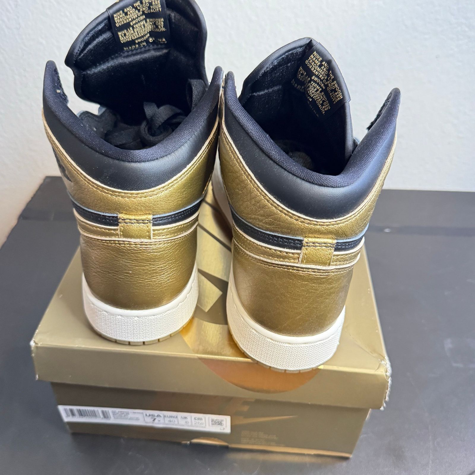 Jordan Brand •DS• Jordan 1 Retro High OG Black Metallic Gold(GS) • 7Y /8W Size US 7 / EU 40 - 5 Thumbnail
