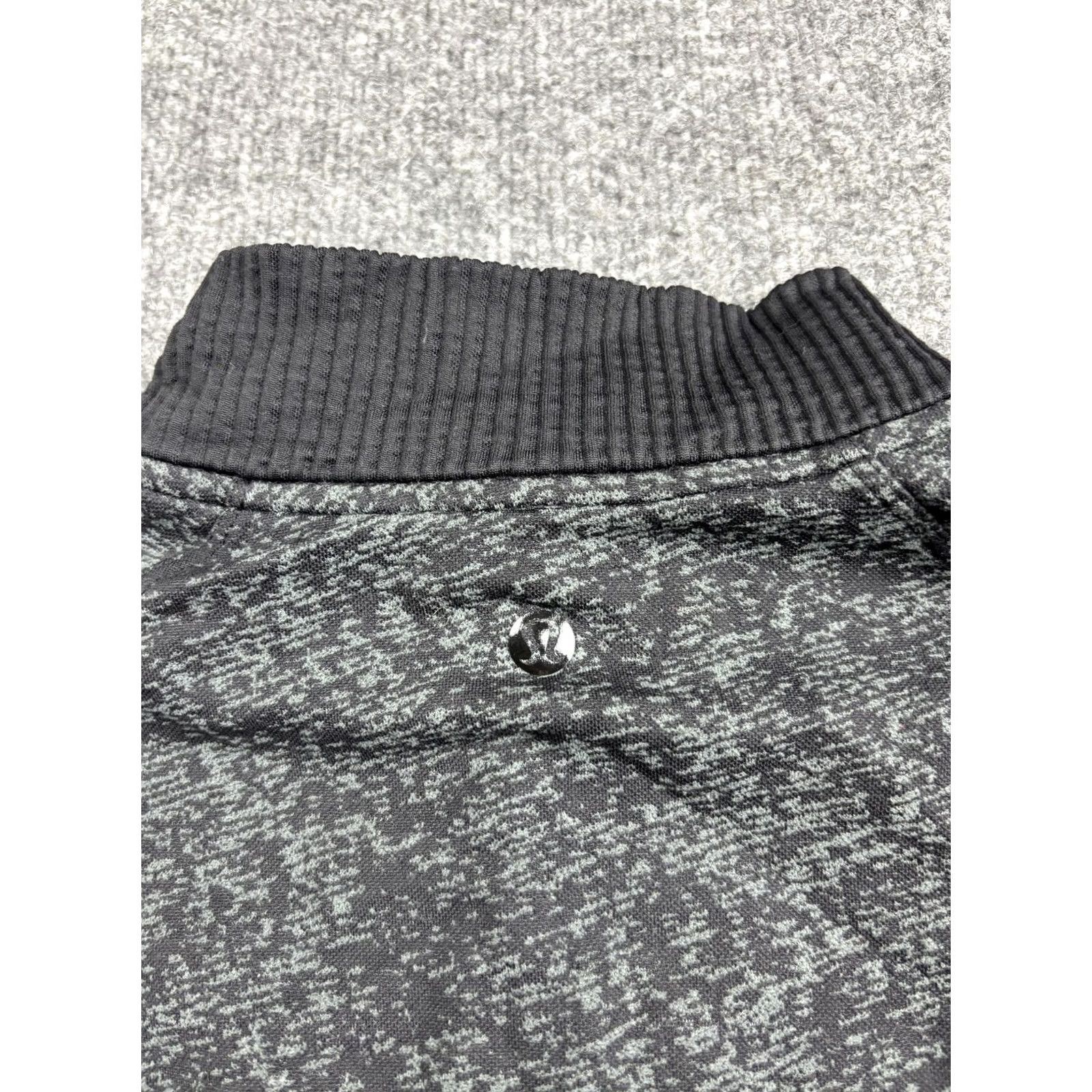 Lululemon Lululemon Pullover Mens Medium Gray Quarter Zip Long Sleeve Running Shirt Top Size US M / EU 48-50 / 2 - 6 Thumbnail