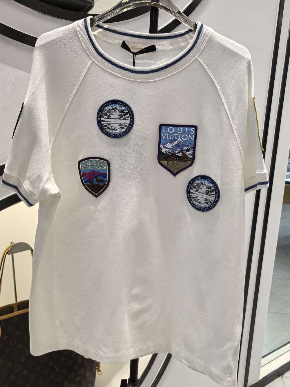 Louis Vuitton Louis Vuitton Alpine Patch T-Shirt Size S Size US S / EU 44-46 / 1 - 1 Thumbnail