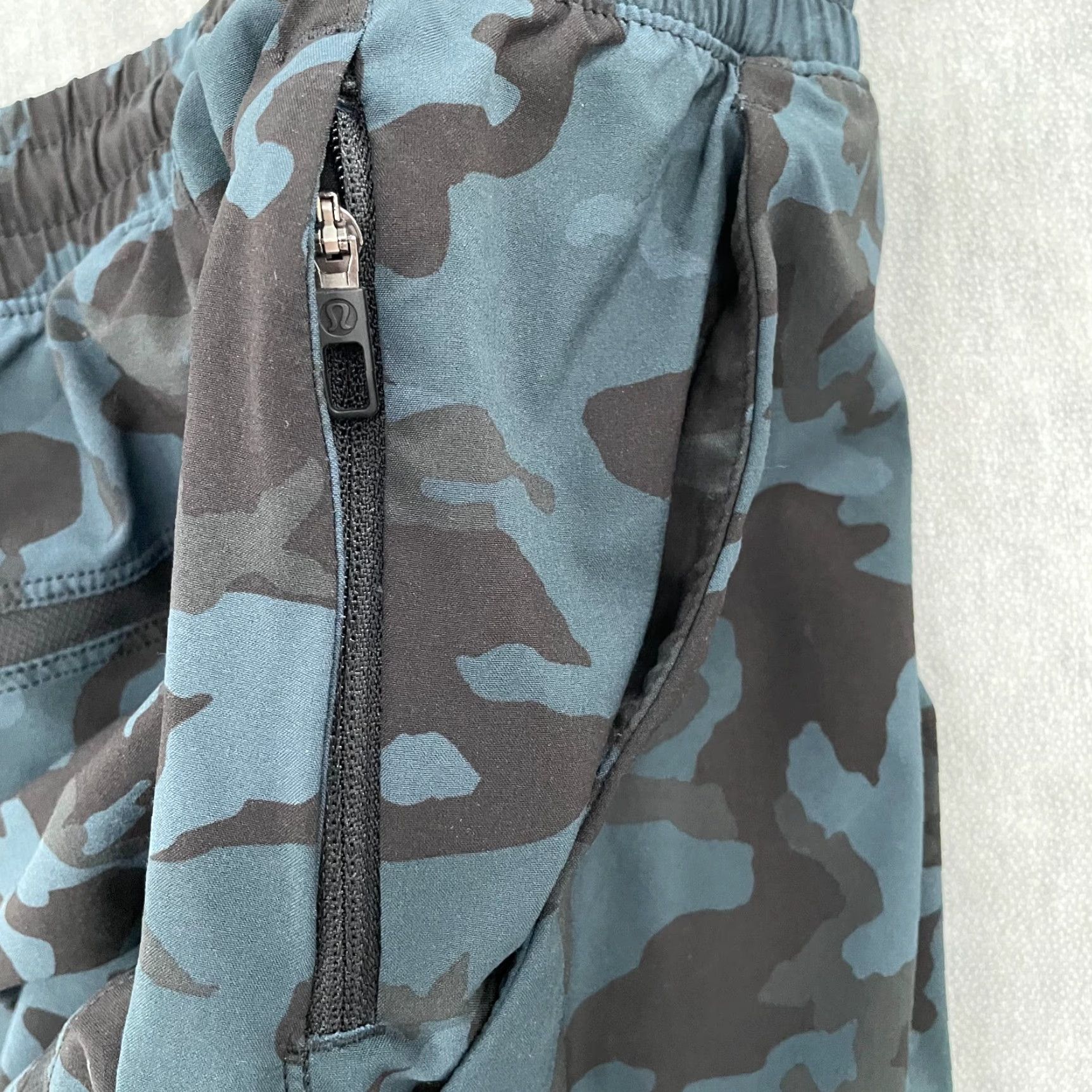 Lululemon Lululemon Pace Breaker Shorts Men Activewear Camouflage Drawstring Athletic 8.5in Inseam Size M Black Blue Size US 31 - 3 Thumbnail