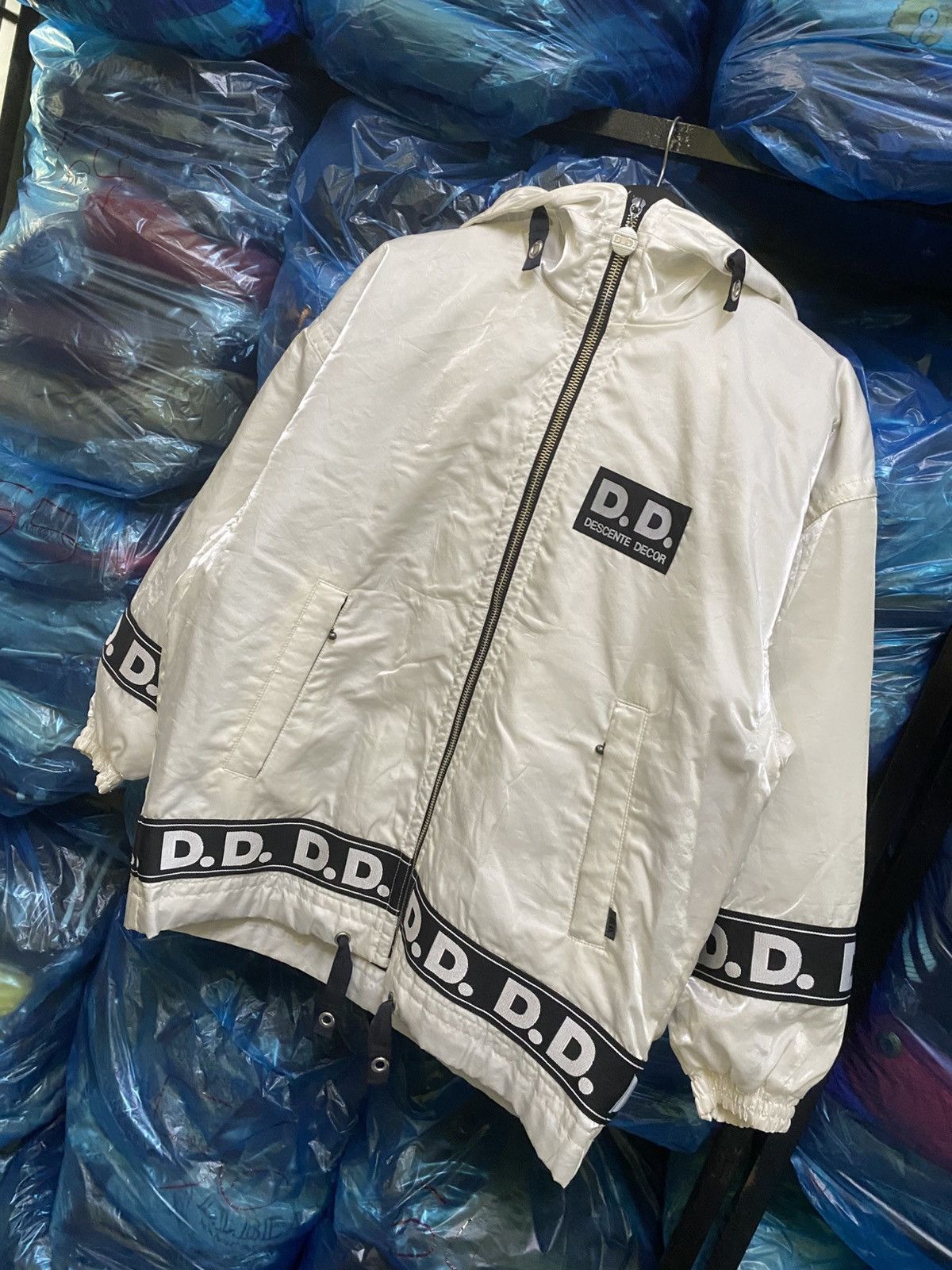 Descente Vintage Descente Decor D.D. Logo Tape Windbreaker White Size US L / EU 52-54 / 3 - 3 Thumbnail
