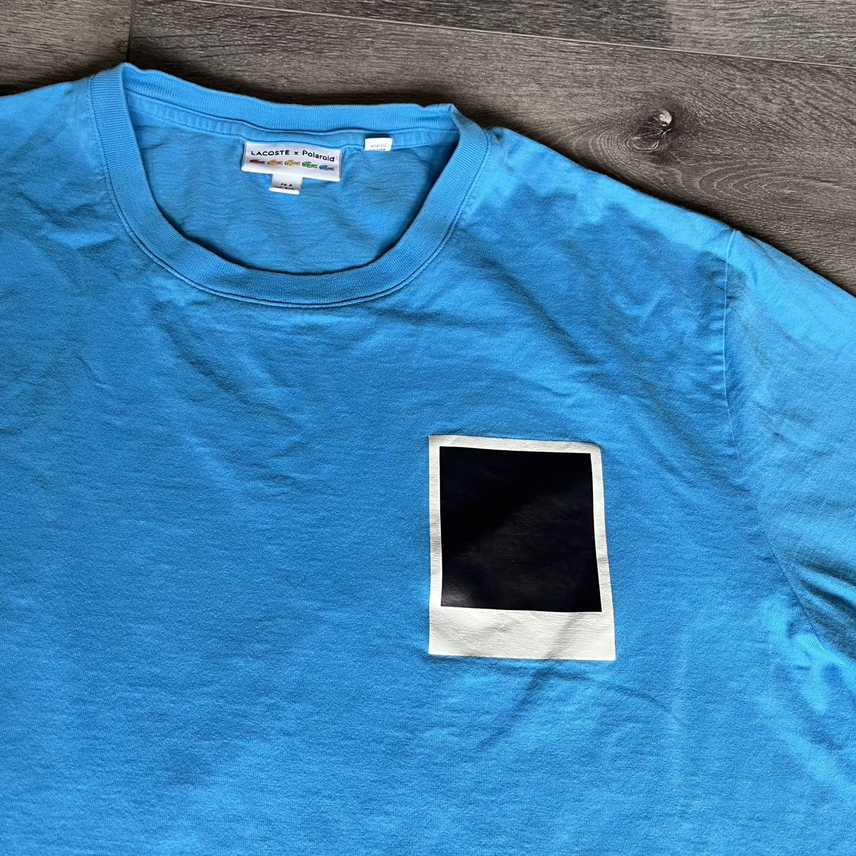 Lacoste × Polaroid Lacoste x Polaroid Thermosensitive Badge Photo Logo T Shirt Size US XXL / EU 58 / 5 - 2 Thumbnail