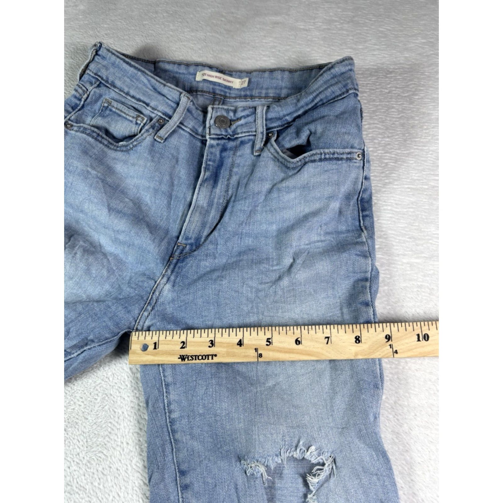 Levi's VINTAGE? No. Levi’s Jeans Women's 721 High Rise Skinny Light Blue Wash Distressed Size 27 Size 28" / US 6 / IT 42 - 6 Thumbnail