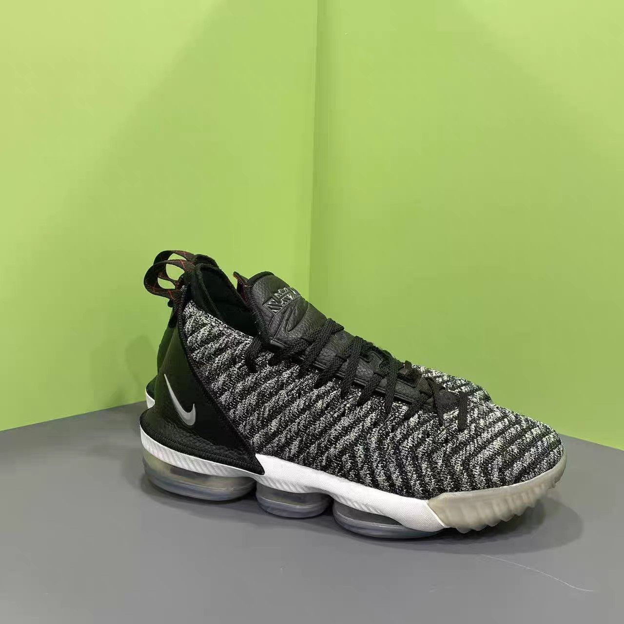 Nike Nike LeBron 16 Oreo Black & White Basketball Shoes K15 Size US 9.5 / EU 42-43 - 3 Thumbnail