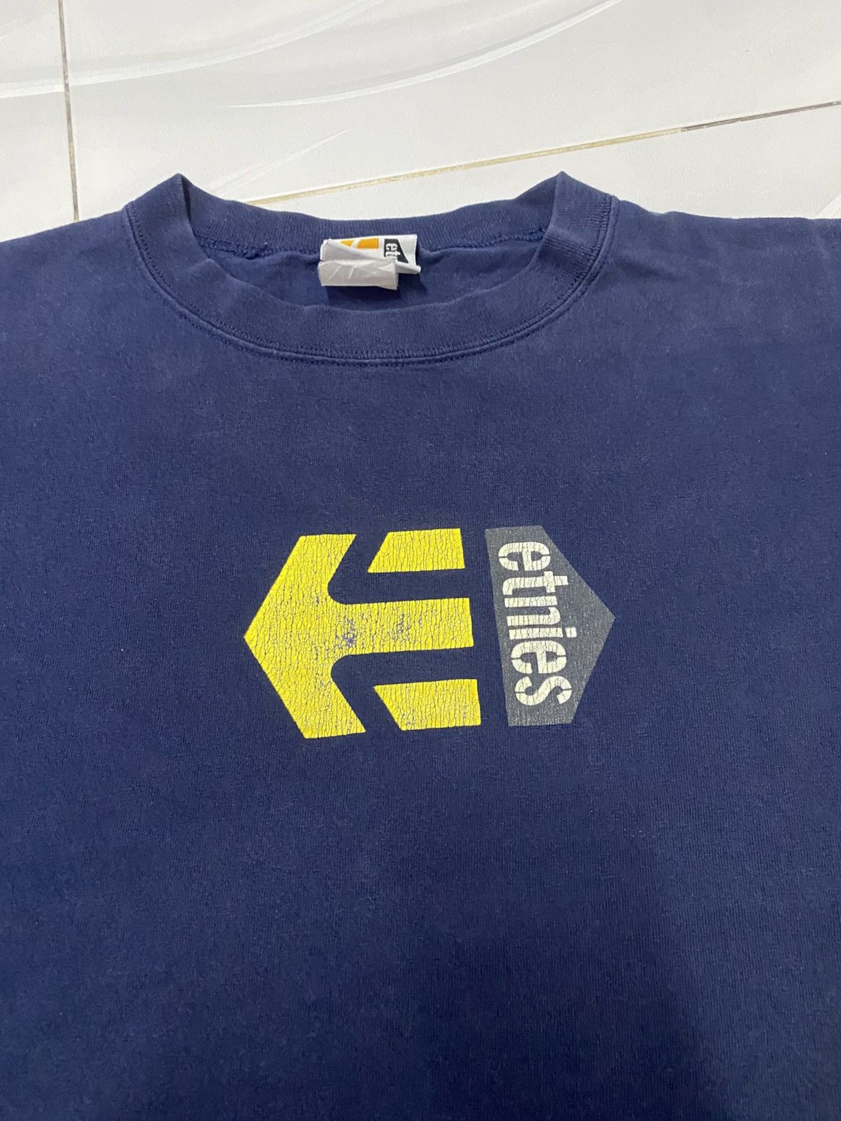 Etnies Women Vintage Etnies Skateboard Tshirt Size M / US 6-8 / IT 42-44 - 3 Thumbnail