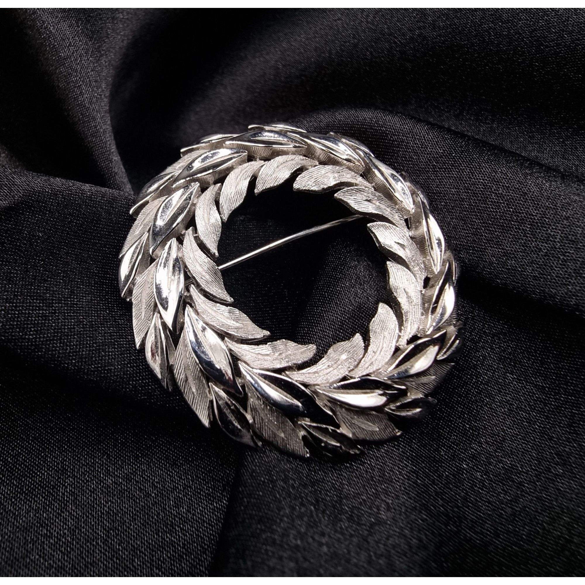 Vintage Vintage 1960s TRIFARI Signed Silver-Tone Wreath-Style Brooch Size ONE SIZE - 1 Thumbnail