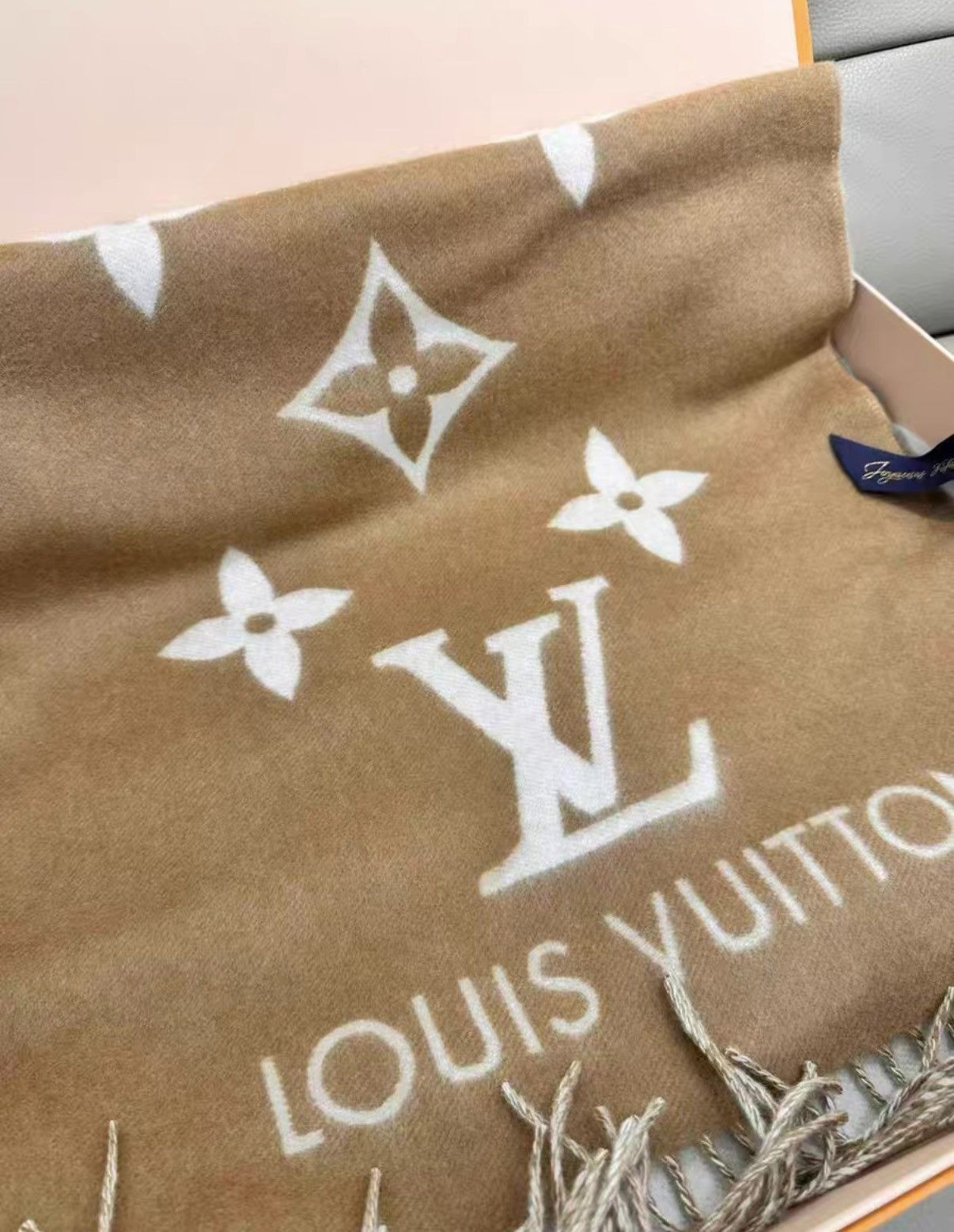 Louis Vuitton Louis Vuitton Brand New Scarf J38 Size ONE SIZE - 3 Thumbnail