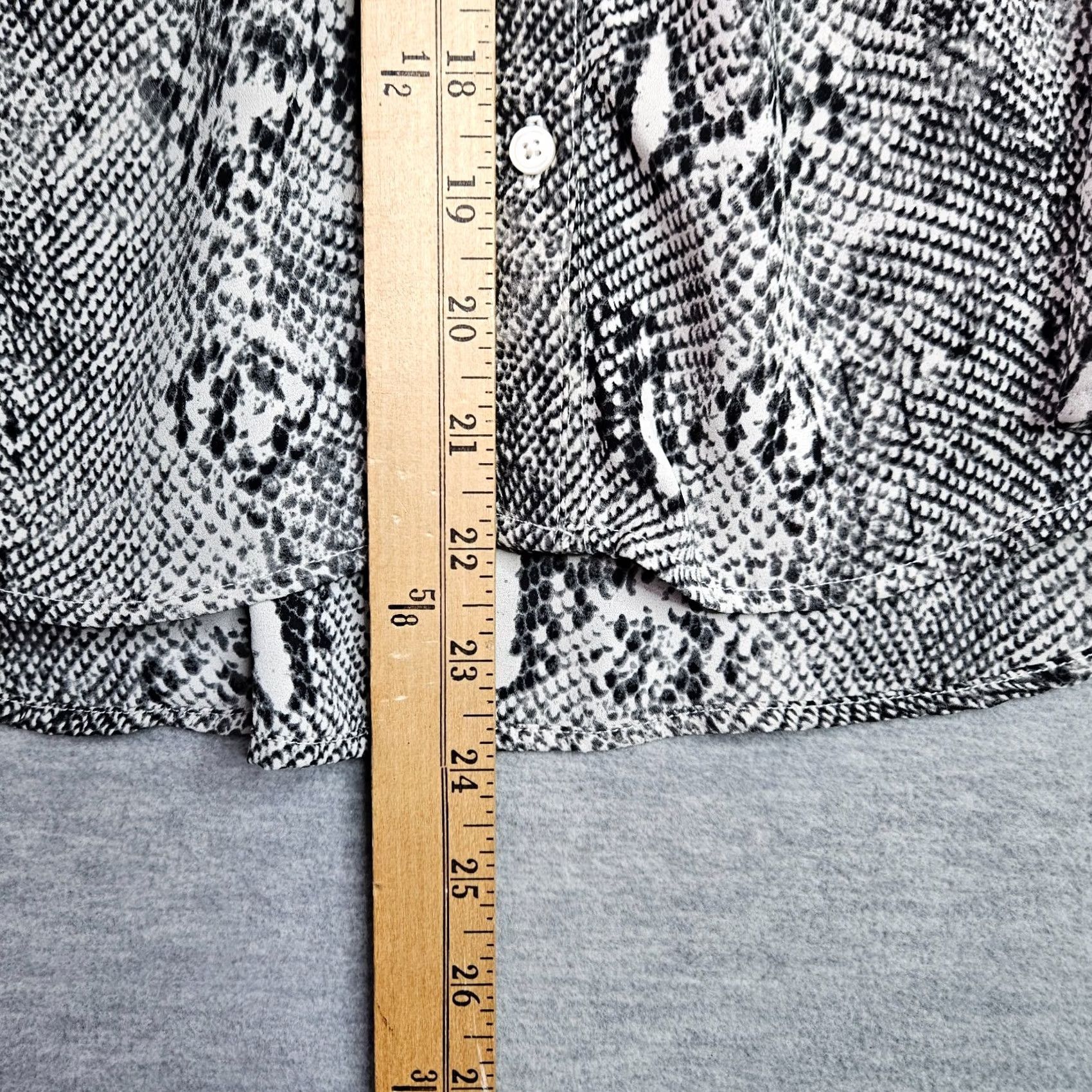 J.Crew J.Crew Blouse Women's Snake Print Button Front Lightweight Black White Multicolor Small S Shirt Top Casual Everyday Modern Regular Fit Size S / US 4 / IT 40 - 6 Thumbnail