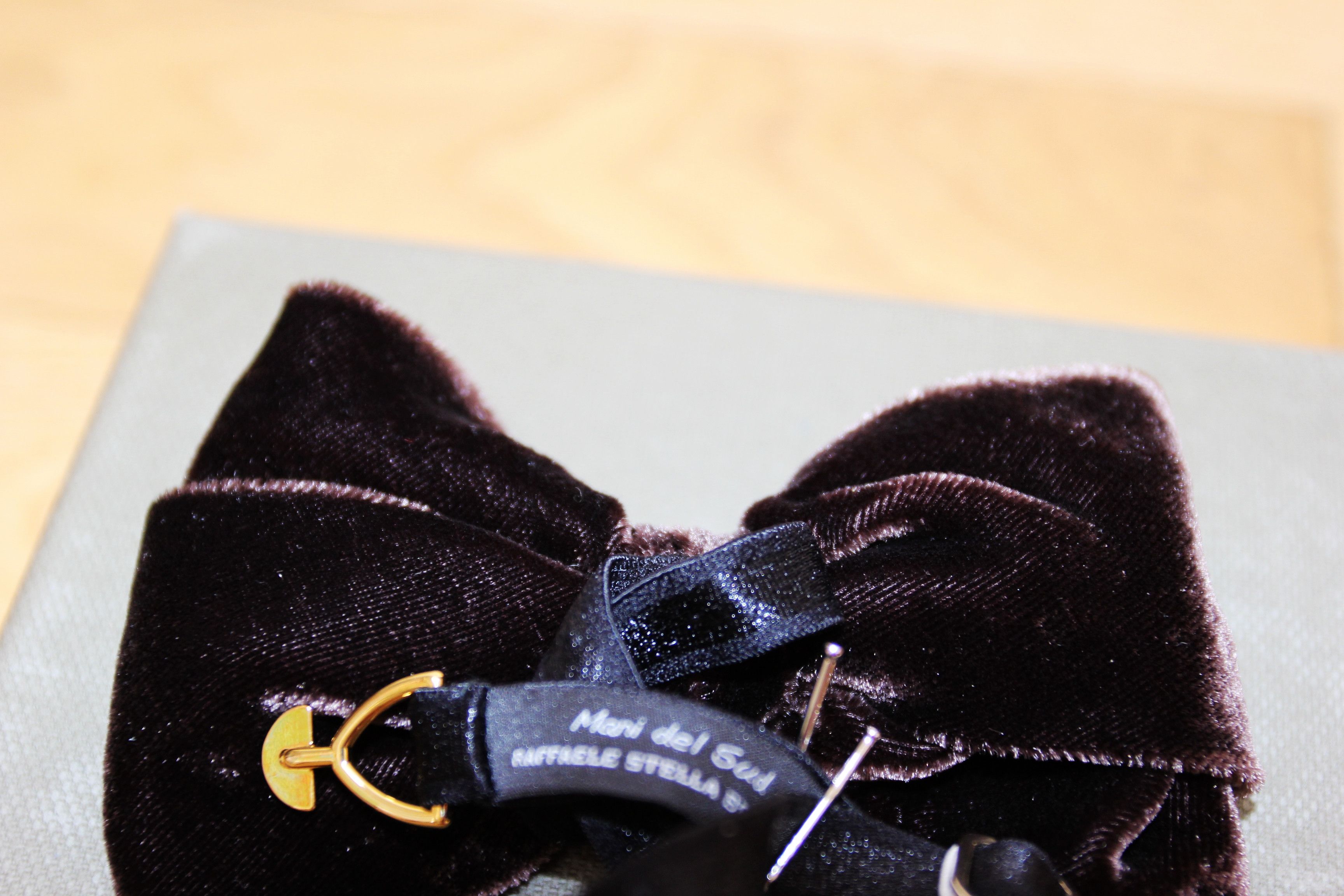 Other BNWT AW25 MANI DEL SUD ESPRESSO VELVET BOW TIE Size ONE SIZE - 4 Thumbnail