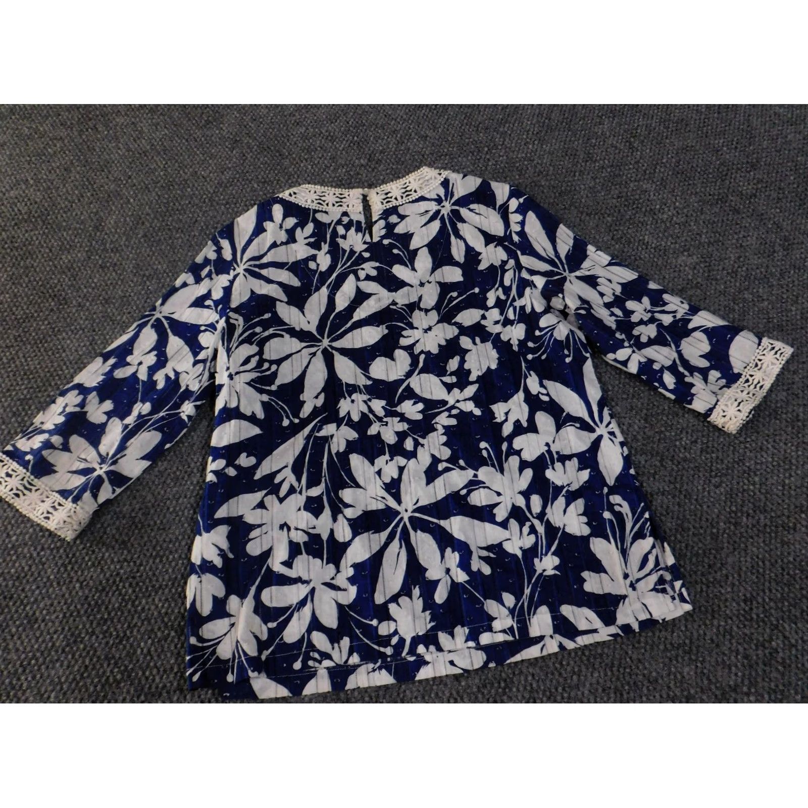 Vintage Alfred Dunner Blouse Womens 12P Petites Blue Floral Lace Trim V-Neck Knit Cotton 3/4 Sleeve Size XL / US 12-14 / IT 48-50 - 7 Thumbnail