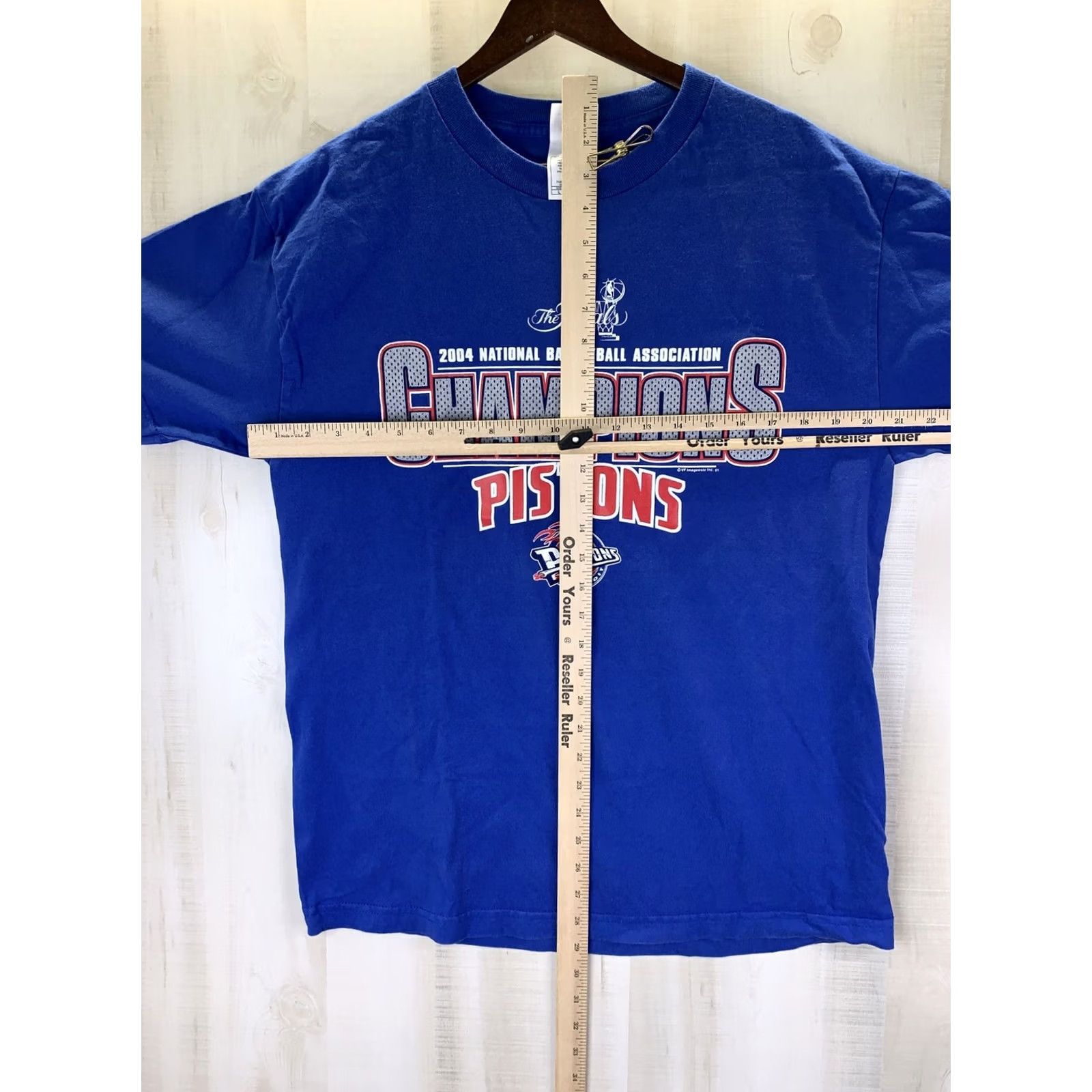 NBA VINTAGE NBA USA-11237 Detroit Pistons 2004 Champions Y2K Blue Graphic T Shirt L Mens Cap City USA-11237 Size US L / EU 52-54 / 3 - 6 Thumbnail