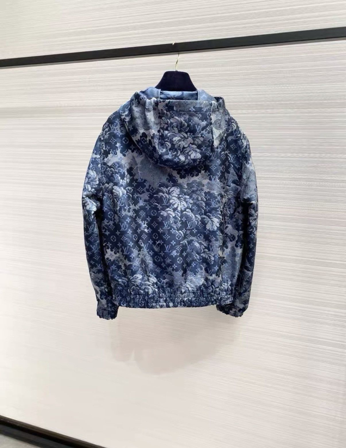 Louis Vuitton Louis Vuitton Monogram Hooded Windbreaker Unisex J33 Size M / US 6-8 / IT 42-44 - 2 Thumbnail