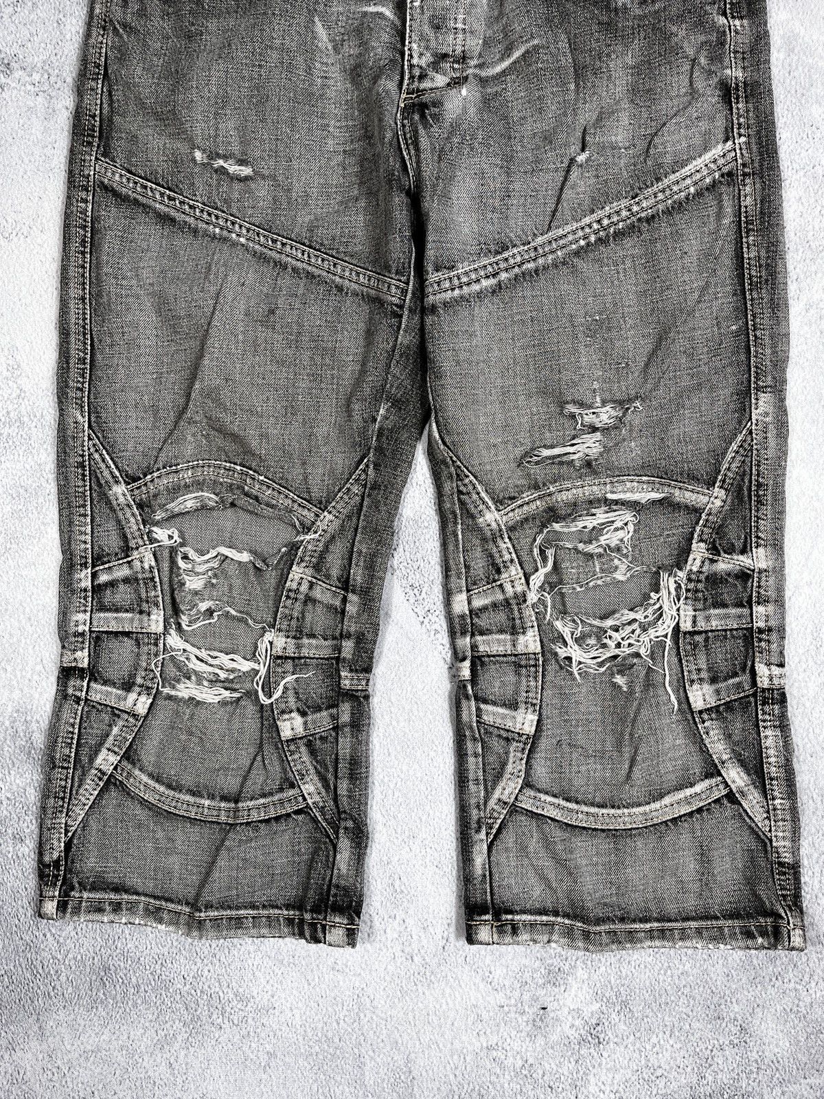Other Vintage 90s Distressed 3/4 denim shorts faded style size 33 Size US 33 - 3 Thumbnail