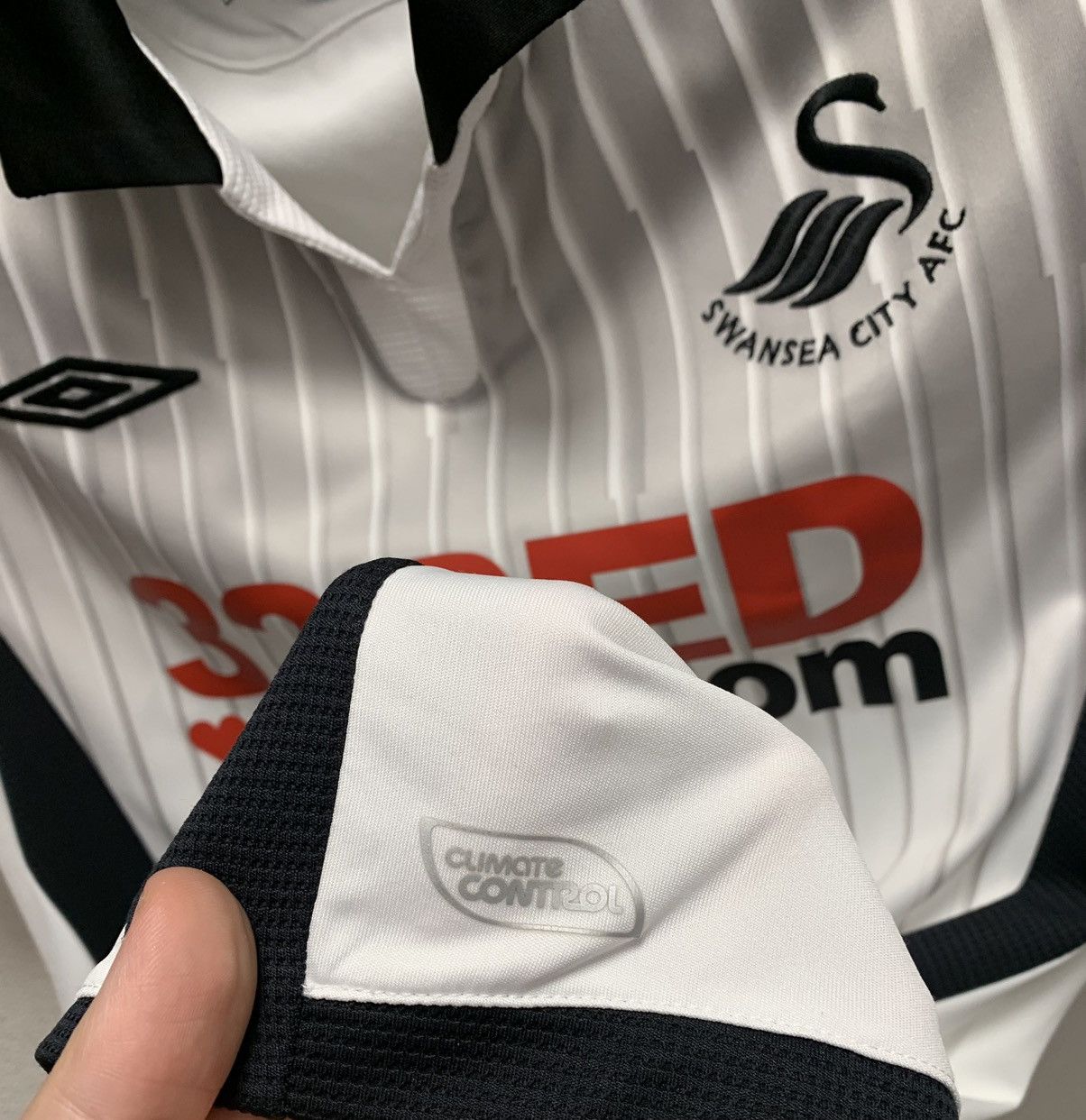 Umbro Swansea city umbro vintage soccer jersey M 32Red 2009/10 Size US M / EU 48-50 / 2 - 6 Thumbnail