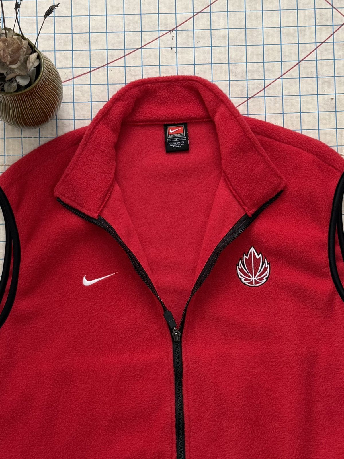 Nike × Vintage Vintage Nike Team Canada Basketball Fleece Full Zip Vest Med Size US M / EU 48-50 / 2 - 4 Thumbnail